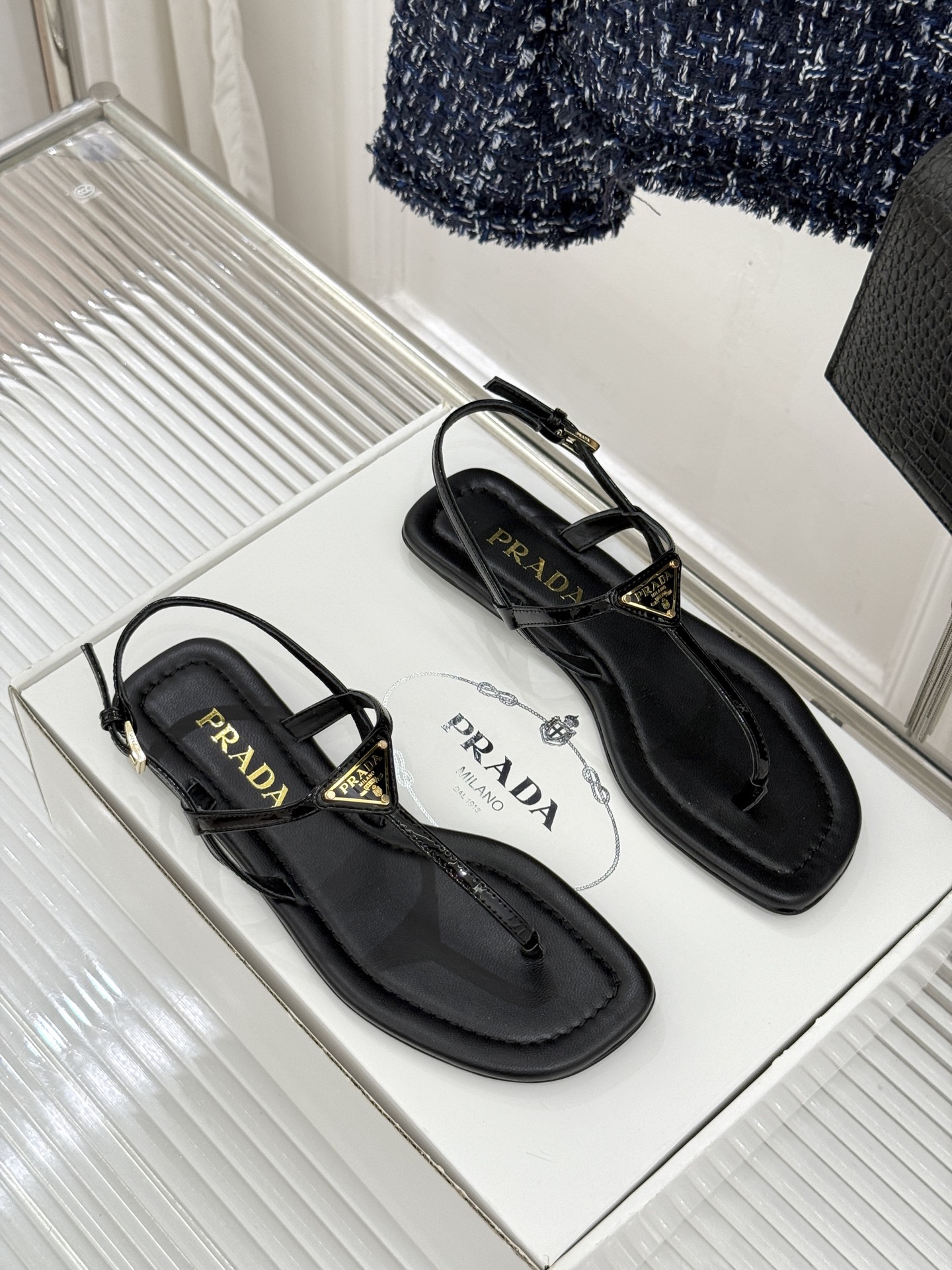 （原版飞机盒＋10）Prada/普拉达26WF春夏新品三角标夹脚平底凉鞋是将意式摩登与夏日松弛感完美融合
