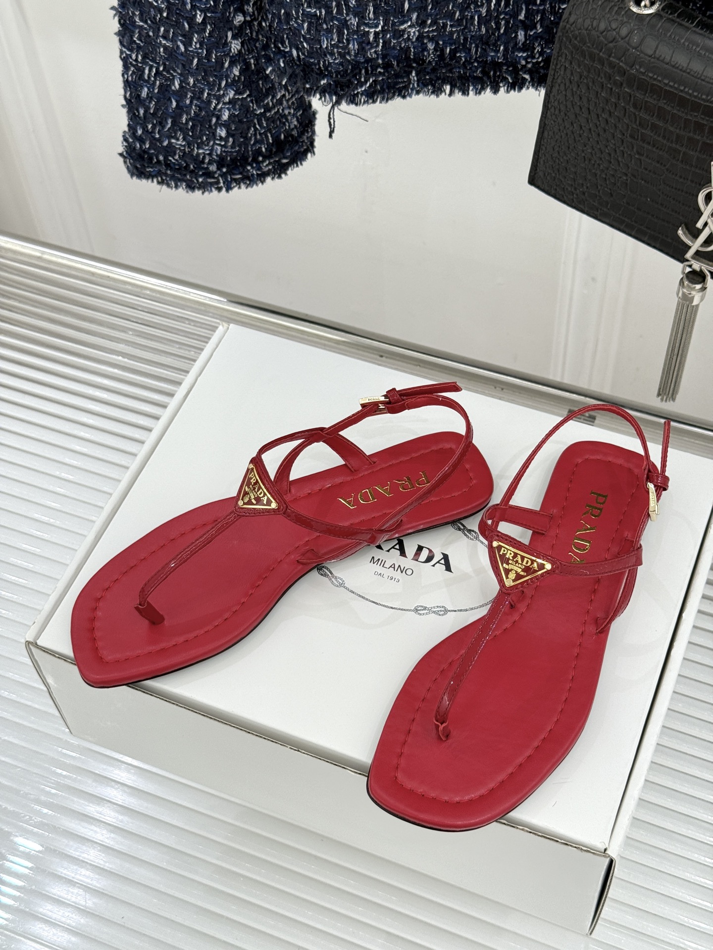 （原版飞机盒＋10）Prada/普拉达26WF春夏新品三角标夹脚平底凉鞋是将意式摩登与夏日松弛感完美融合