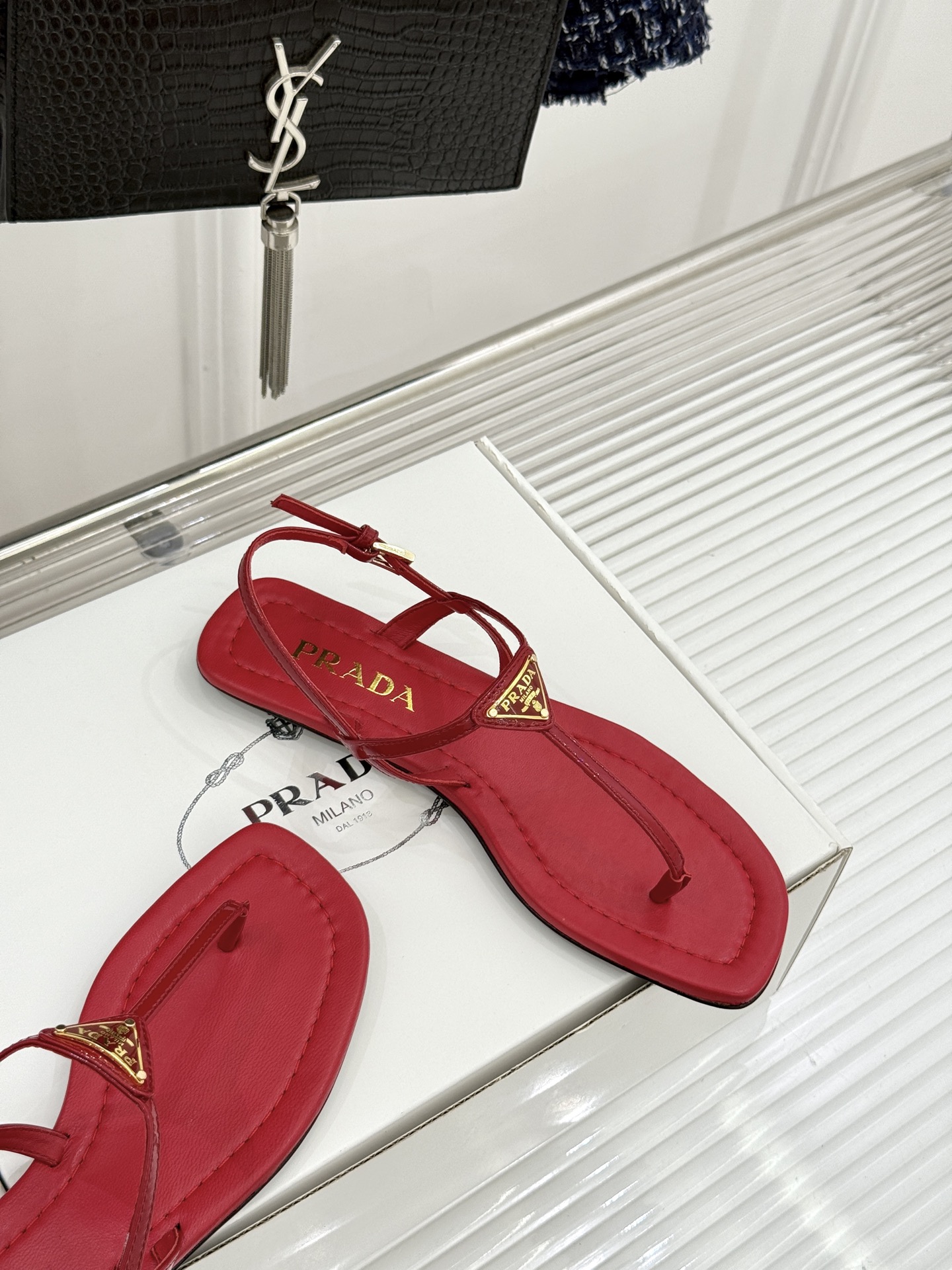 （原版飞机盒＋10）Prada/普拉达26WF春夏新品三角标夹脚平底凉鞋是将意式摩登与夏日松弛感完美融合