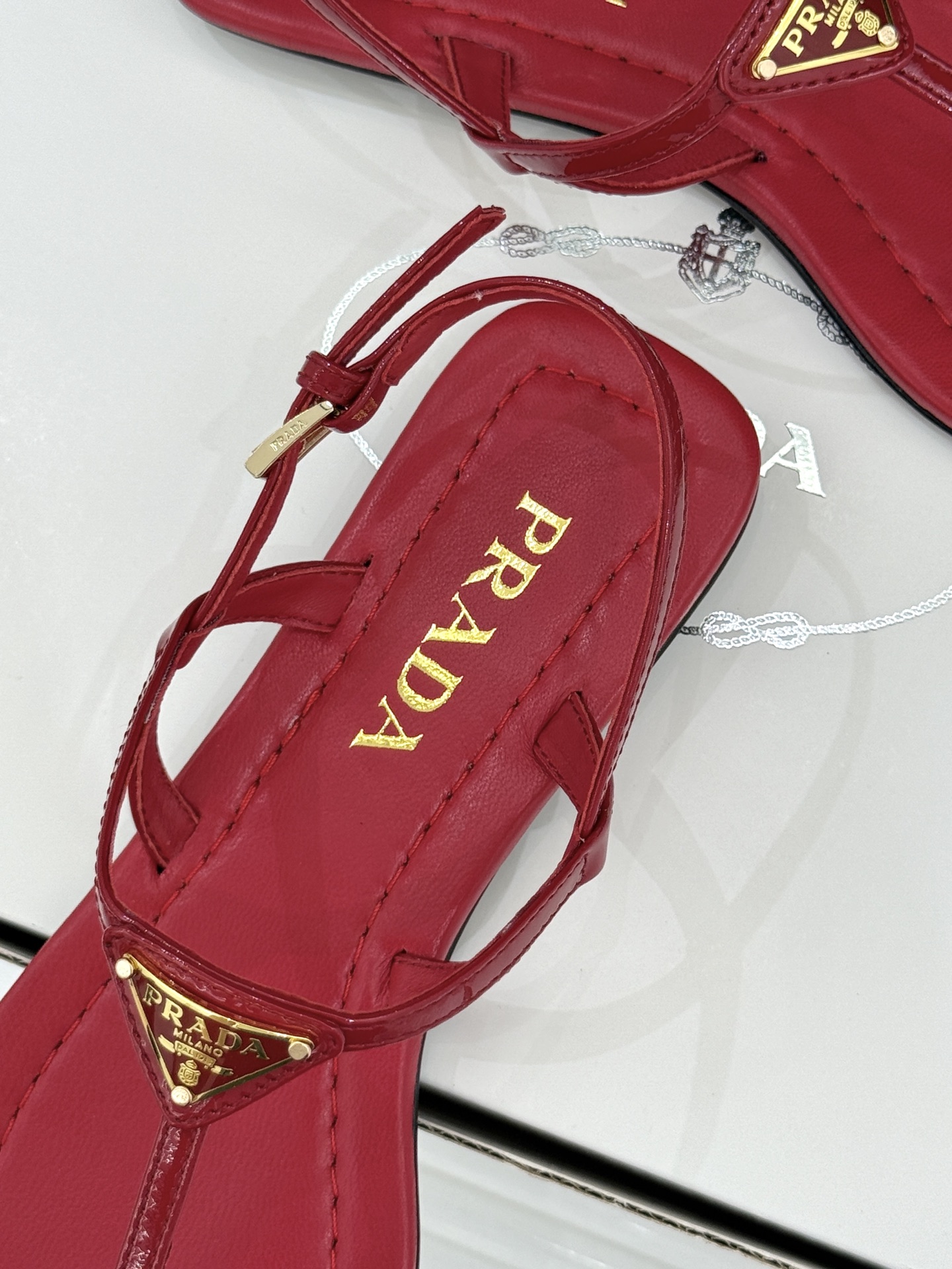 （原版飞机盒＋10）Prada/普拉达26WF春夏新品三角标夹脚平底凉鞋是将意式摩登与夏日松弛感完美融合