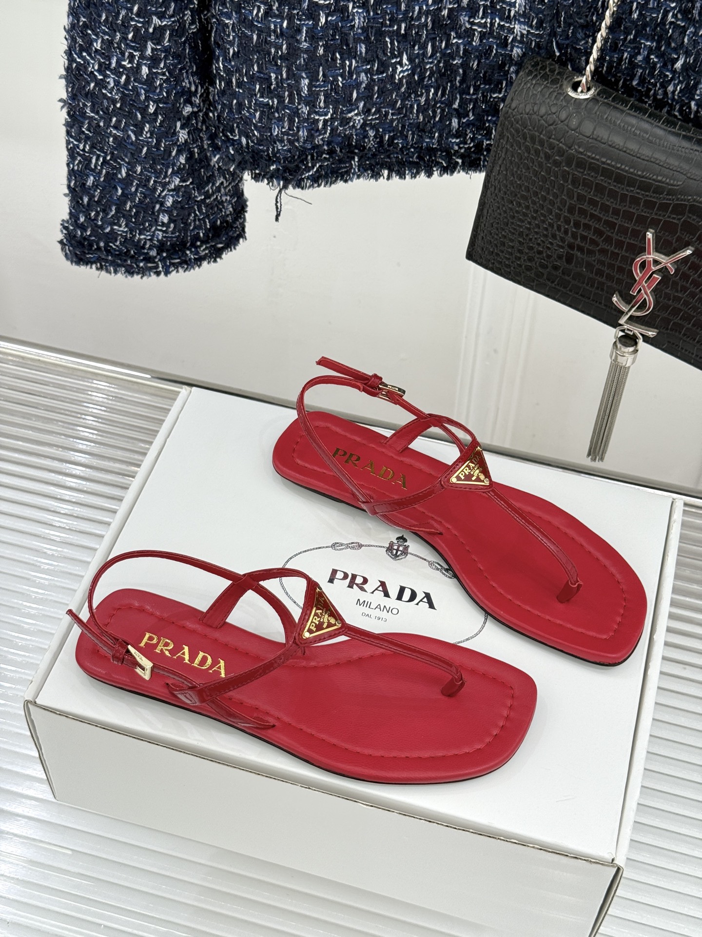 （原版飞机盒＋10）Prada/普拉达26WF春夏新品三角标夹脚平底凉鞋是将意式摩登与夏日松弛感完美融合