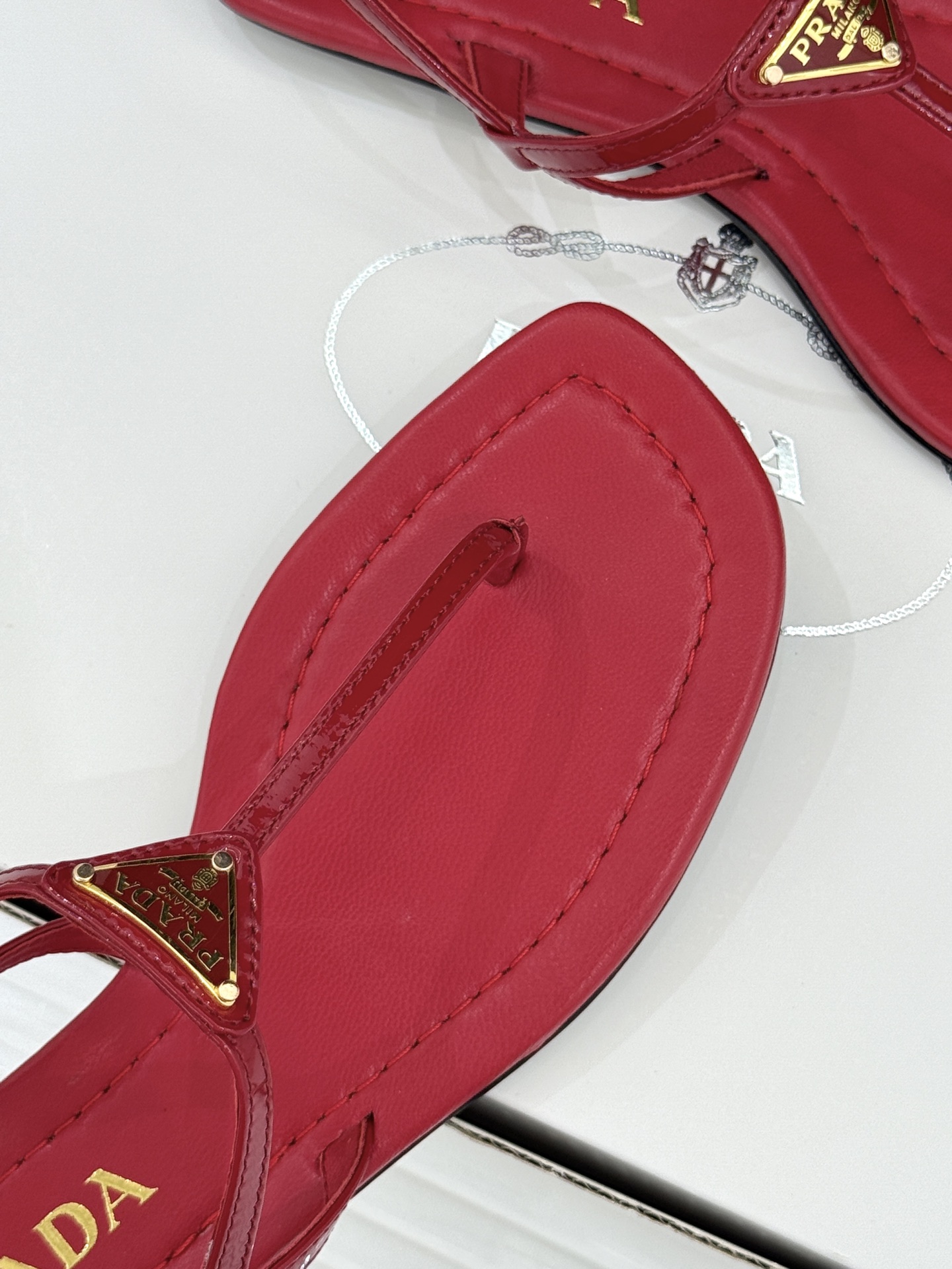 （原版飞机盒＋10）Prada/普拉达26WF春夏新品三角标夹脚平底凉鞋是将意式摩登与夏日松弛感完美融合