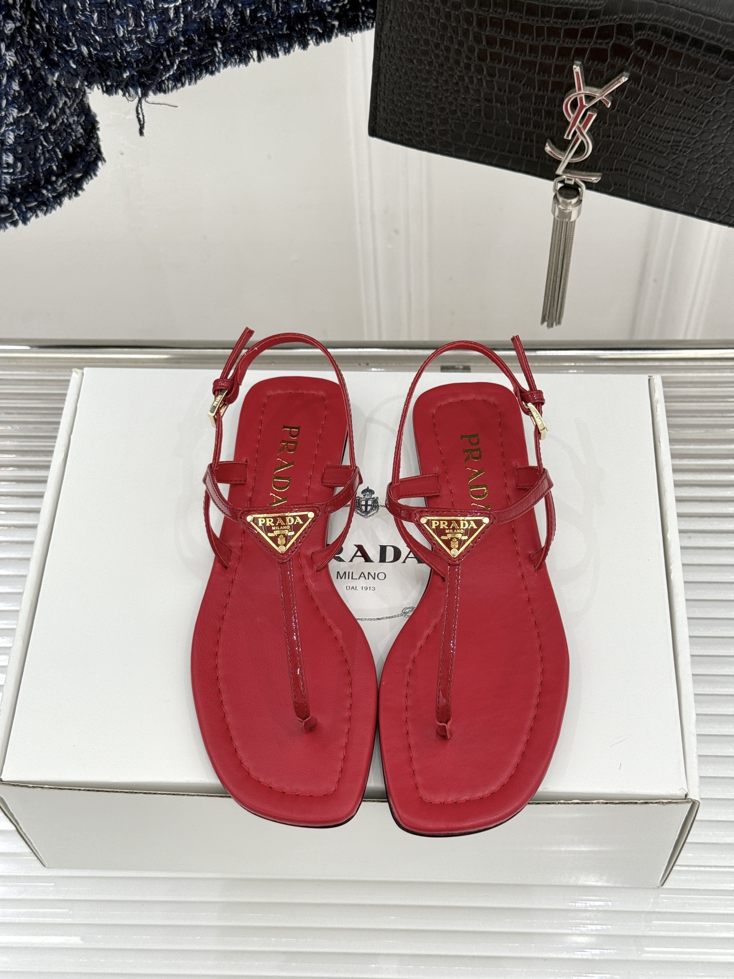 （原版飞机盒＋10）Prada/普拉达26WF春夏新品三角标夹脚平底凉鞋是将意式摩登与夏日松弛感完美融合