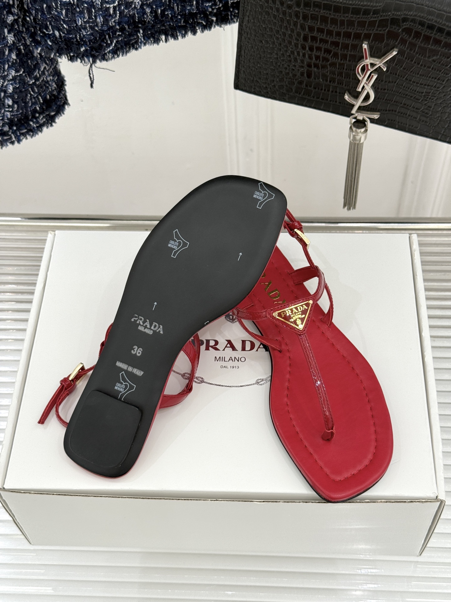 （原版飞机盒＋10）Prada/普拉达26WF春夏新品三角标夹脚平底凉鞋是将意式摩登与夏日松弛感完美融合