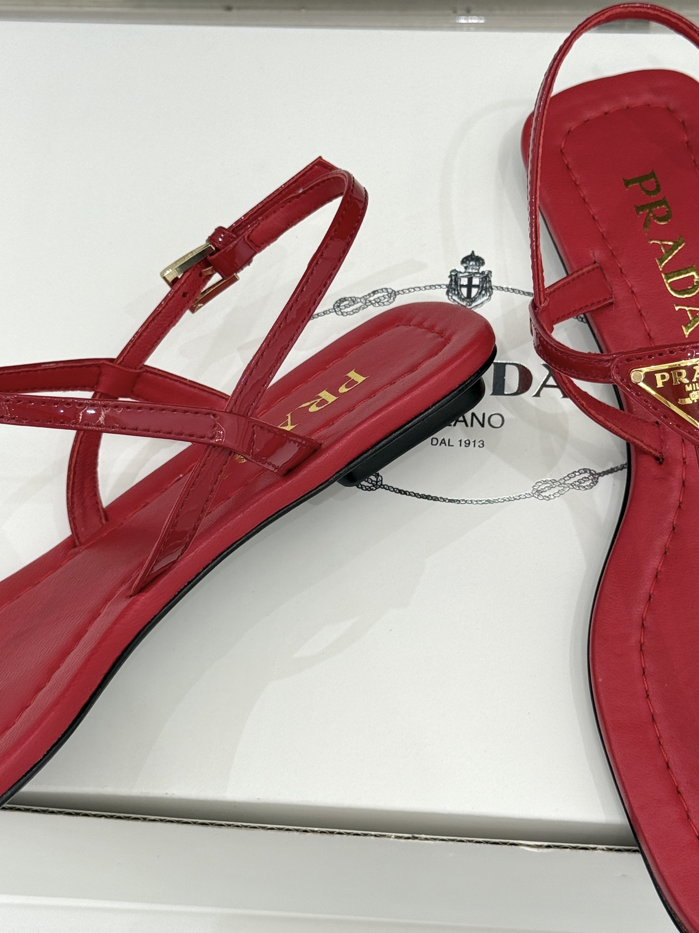 （原版飞机盒＋10）Prada/普拉达26WF春夏新品三角标夹脚平底凉鞋是将意式摩登与夏日松弛感完美融合