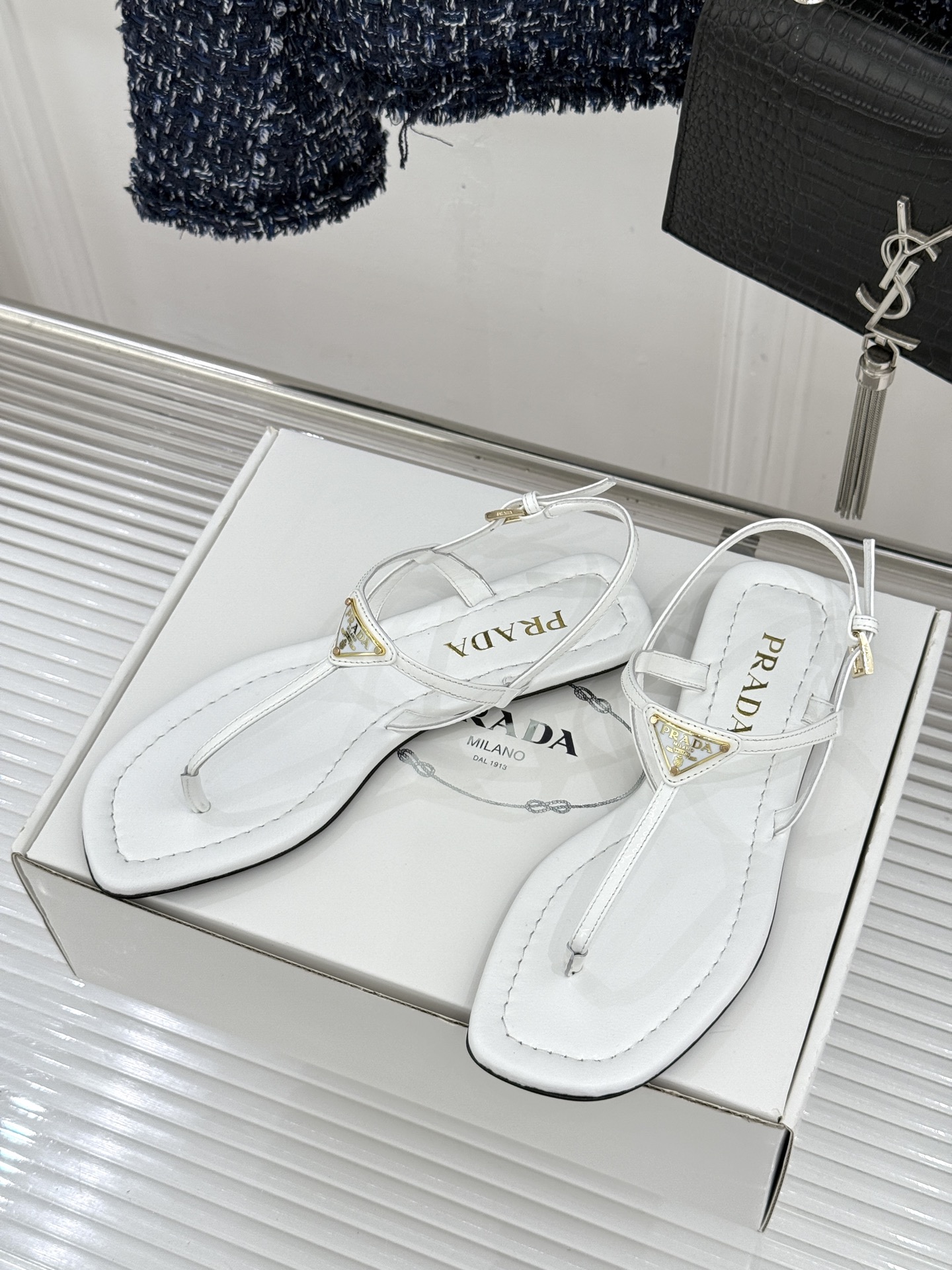 （原版飞机盒＋10）Prada/普拉达26WF春夏新品三角标夹脚平底凉鞋是将意式摩登与夏日松弛感完美融合