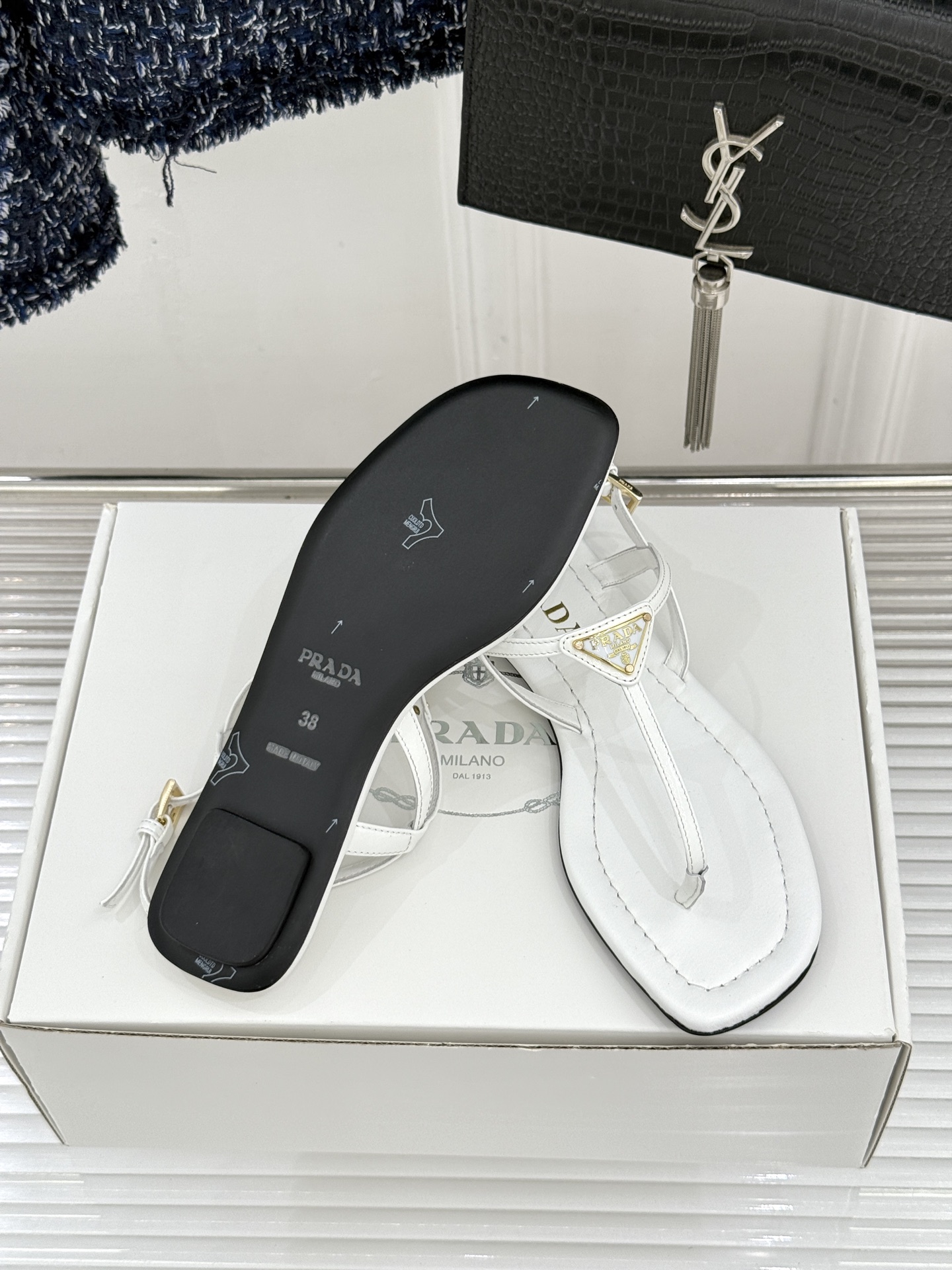 （原版飞机盒＋10）Prada/普拉达26WF春夏新品三角标夹脚平底凉鞋是将意式摩登与夏日松弛感完美融合