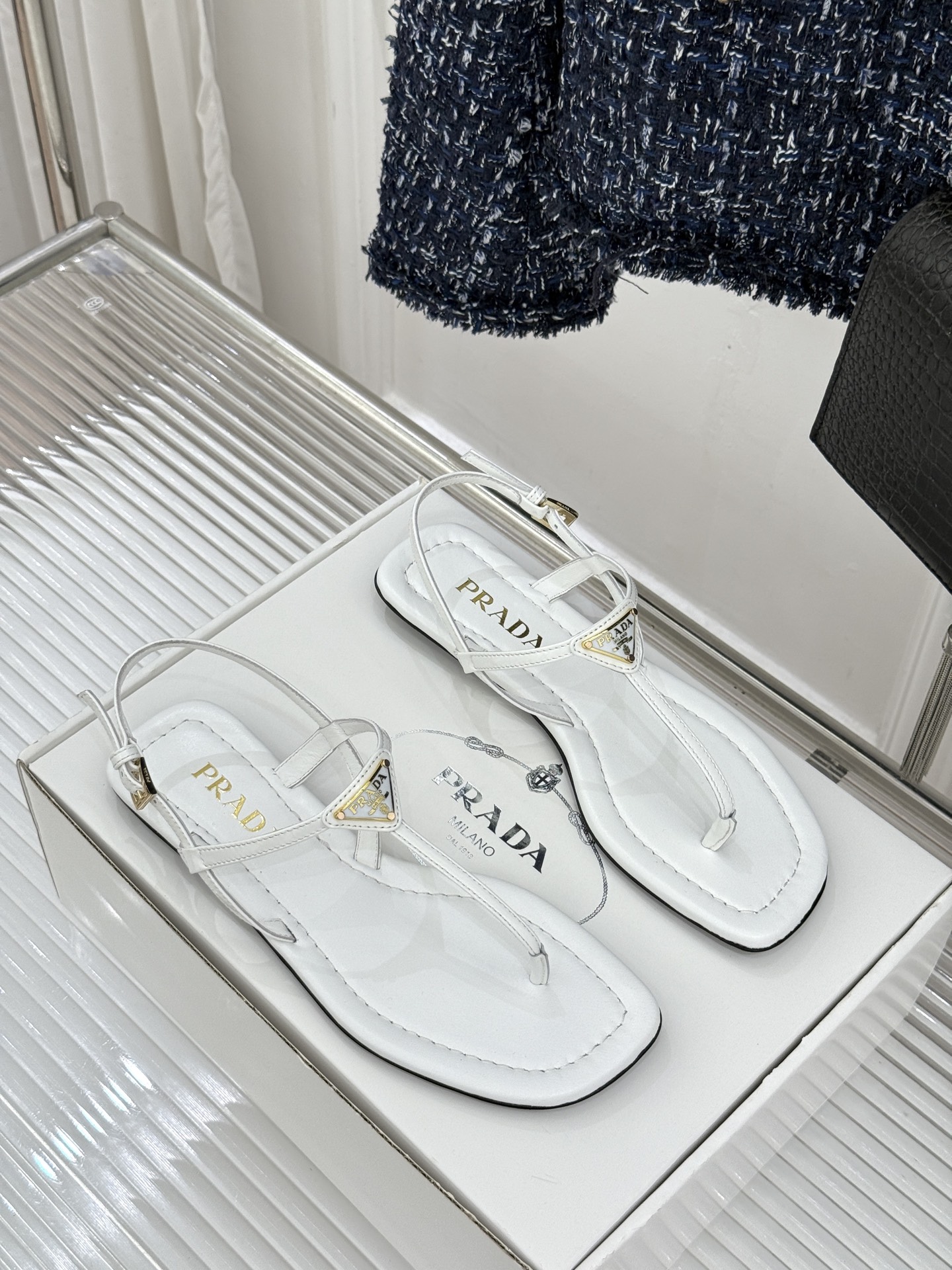 （原版飞机盒＋10）Prada/普拉达26WF春夏新品三角标夹脚平底凉鞋是将意式摩登与夏日松弛感完美融合