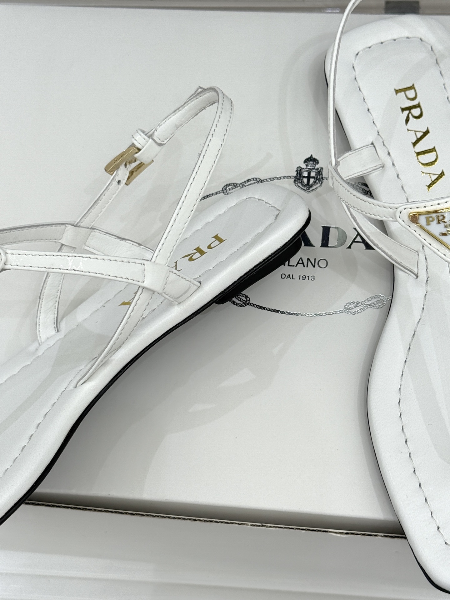 （原版飞机盒＋10）Prada/普拉达26WF春夏新品三角标夹脚平底凉鞋是将意式摩登与夏日松弛感完美融合