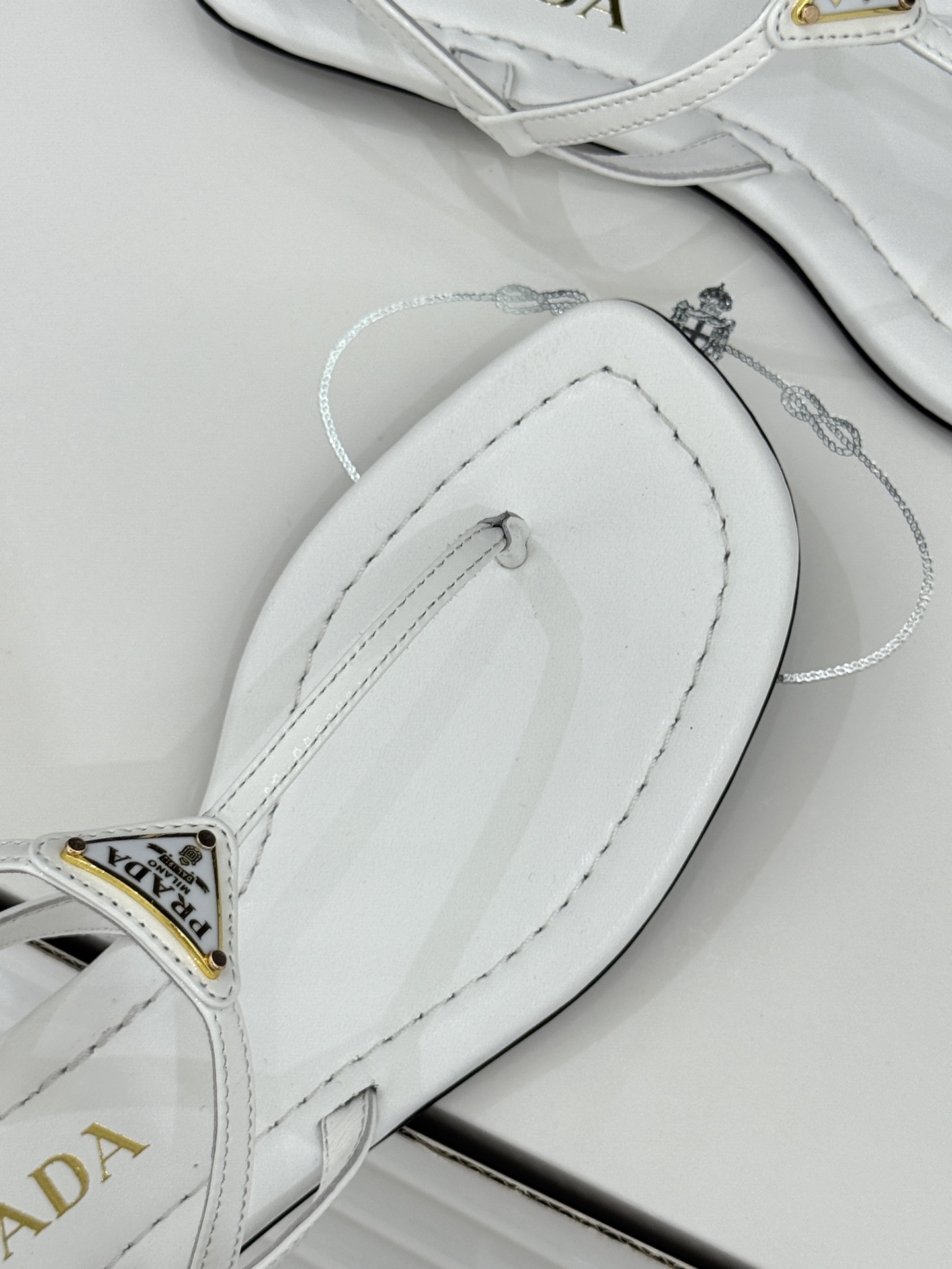 （原版飞机盒＋10）Prada/普拉达26WF春夏新品三角标夹脚平底凉鞋是将意式摩登与夏日松弛感完美融合