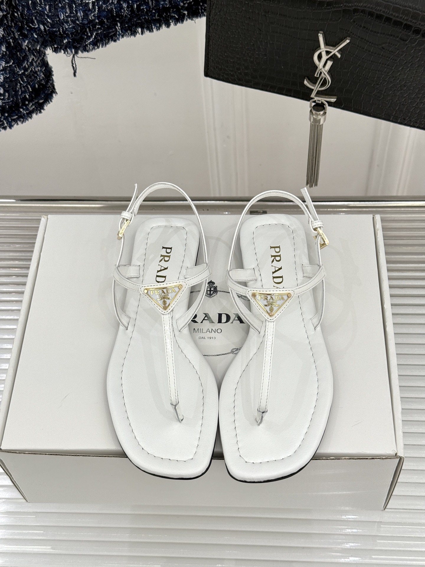 （原版飞机盒＋10）Prada/普拉达26WF春夏新品三角标夹脚平底凉鞋是将意式摩登与夏日松弛感完美融合