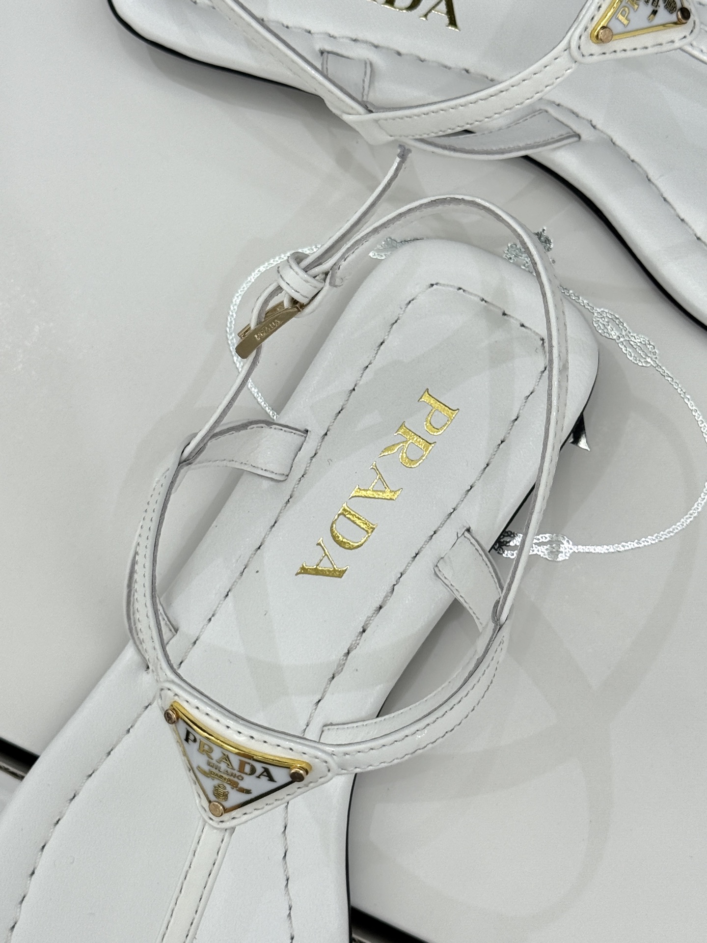 （原版飞机盒＋10）Prada/普拉达26WF春夏新品三角标夹脚平底凉鞋是将意式摩登与夏日松弛感完美融合