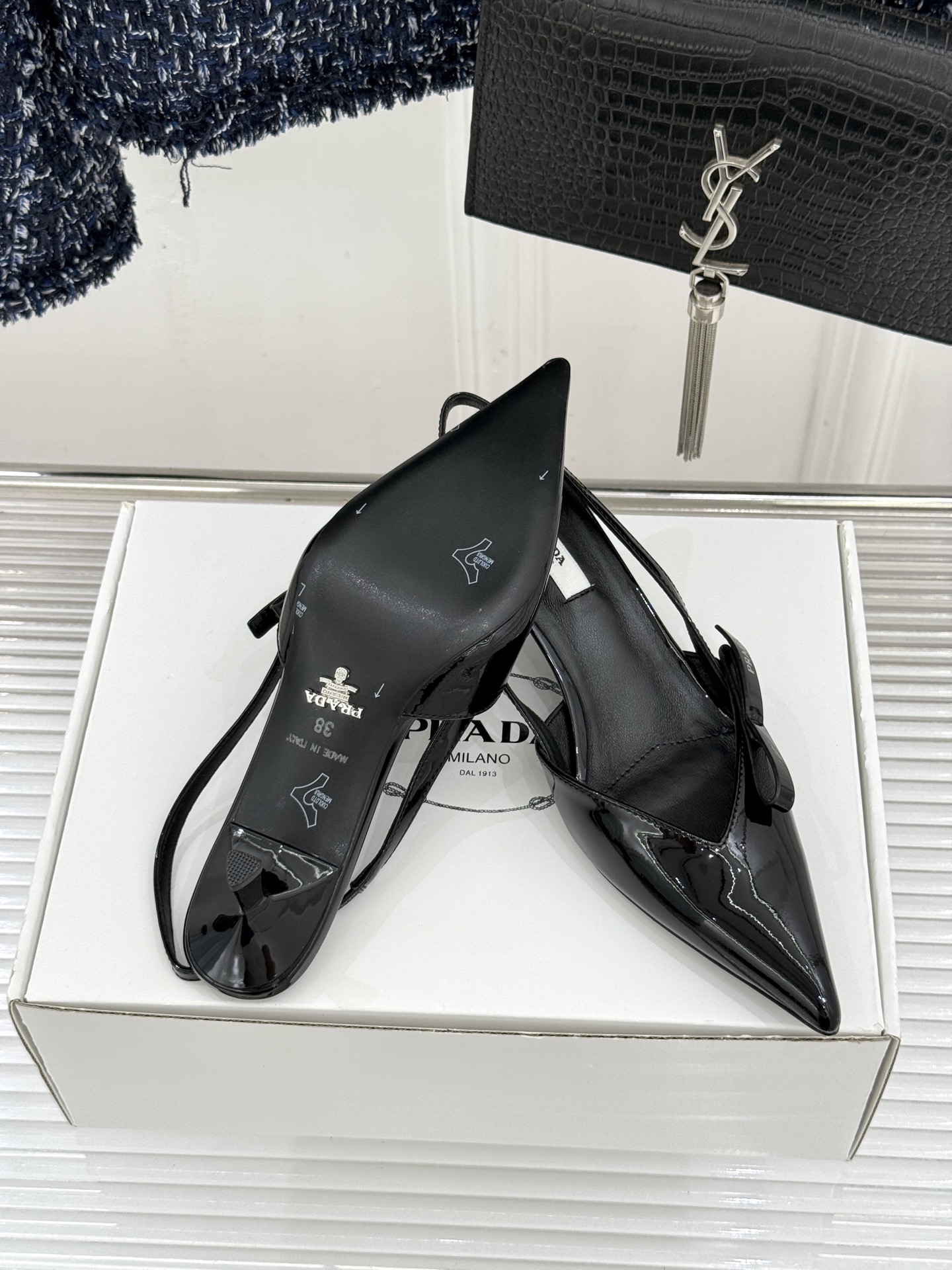 （原版飞机盒＋10）Prada/普拉达26WF春夏新品尖头后空凉鞋高跟鞋当亮橙色秀场的阳光穿透钢窗这双走