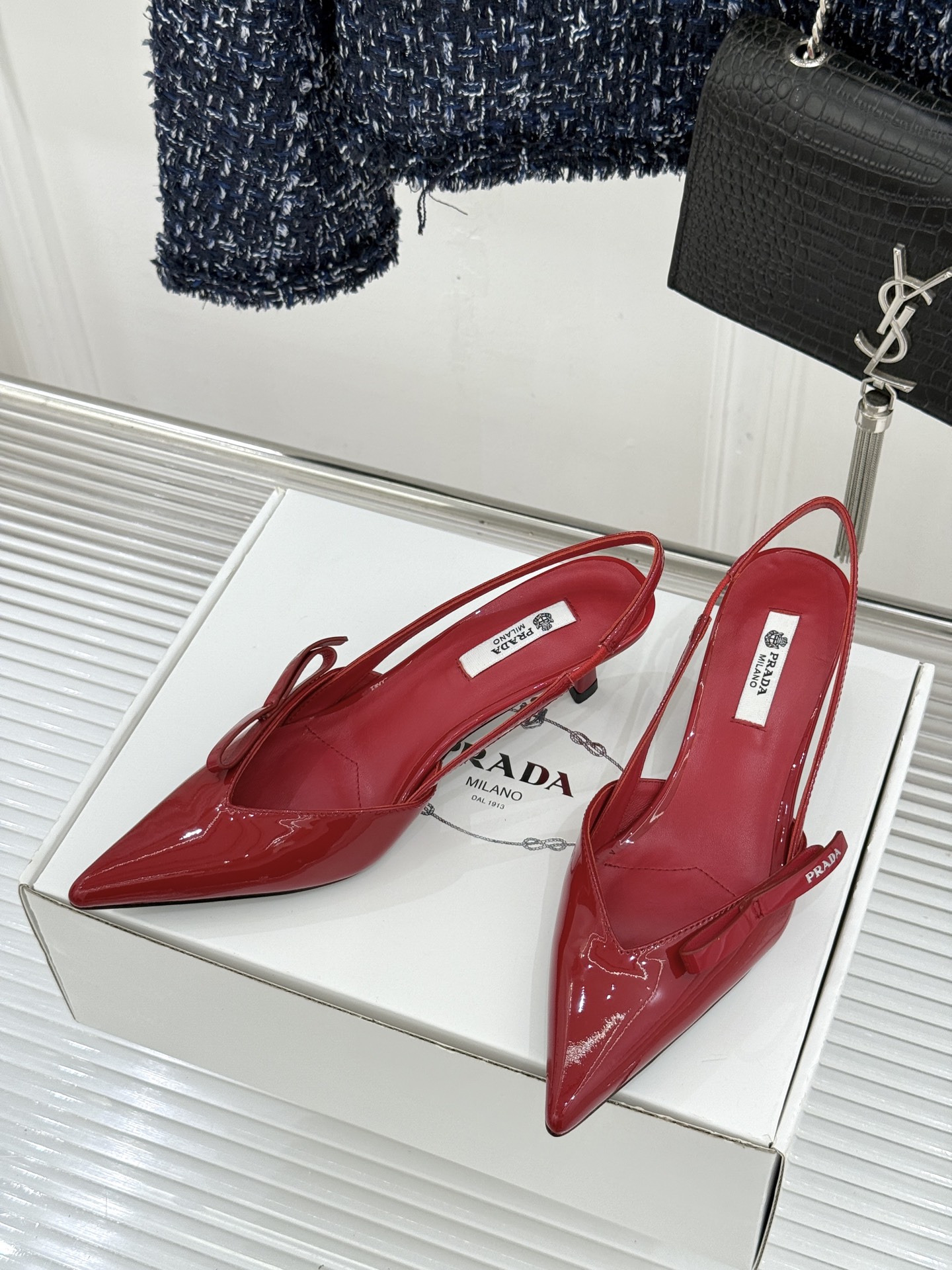 （原版飞机盒＋10）Prada/普拉达26WF春夏新品尖头后空凉鞋高跟鞋当亮橙色秀场的阳光穿透钢窗这双走
