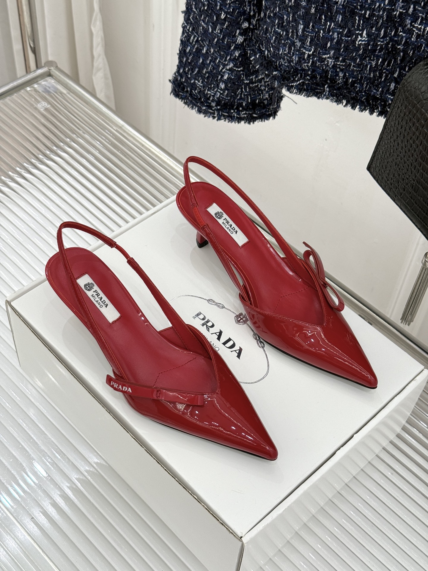 （原版飞机盒＋10）Prada/普拉达26WF春夏新品尖头后空凉鞋高跟鞋当亮橙色秀场的阳光穿透钢窗这双走