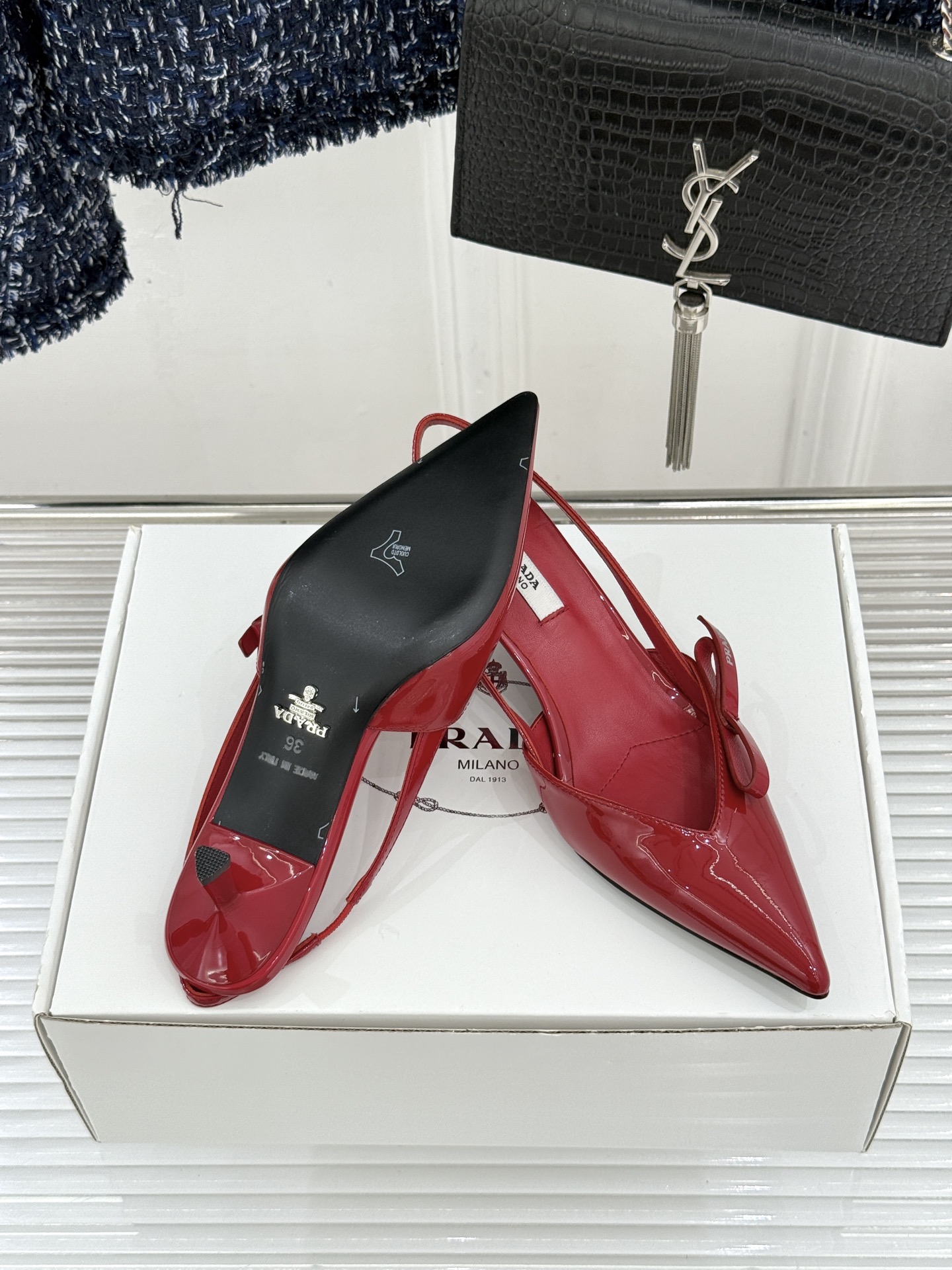 （原版飞机盒＋10）Prada/普拉达26WF春夏新品尖头后空凉鞋高跟鞋当亮橙色秀场的阳光穿透钢窗这双走