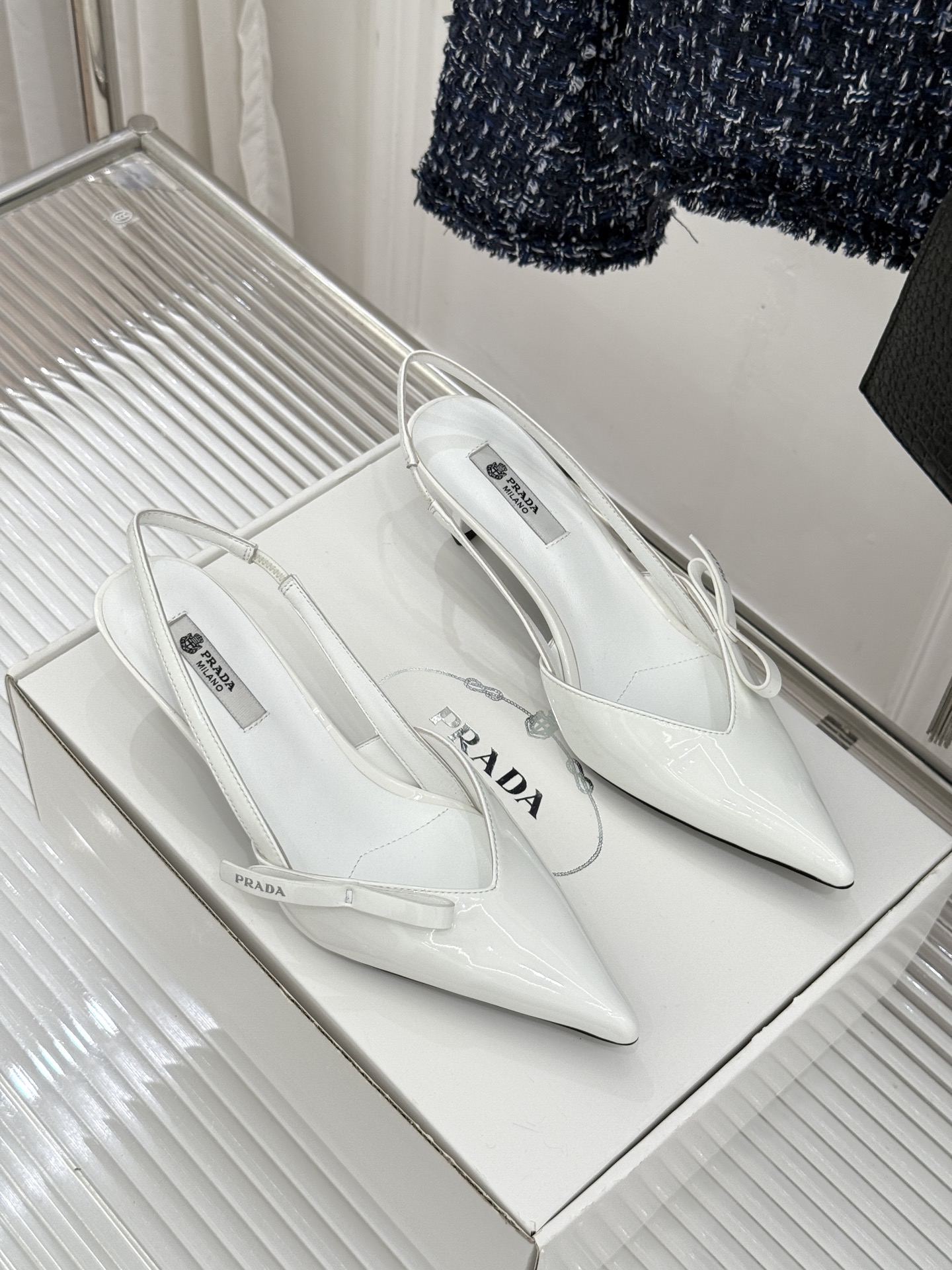 （原版飞机盒＋10）Prada/普拉达26WF春夏新品尖头后空凉鞋高跟鞋当亮橙色秀场的阳光穿透钢窗这双走