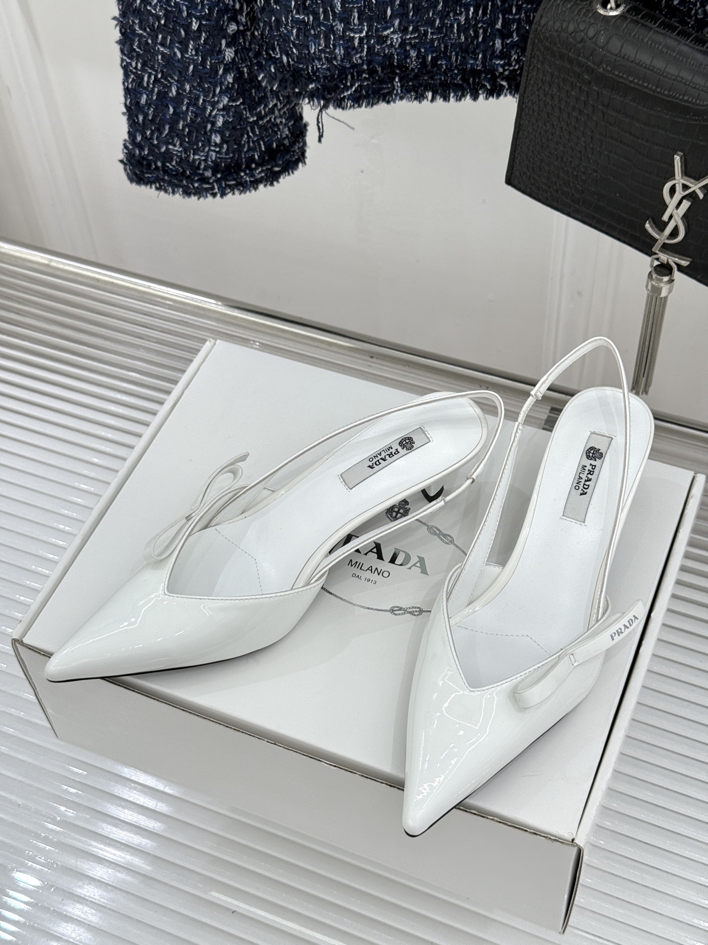 （原版飞机盒＋10）Prada/普拉达26WF春夏新品尖头后空凉鞋高跟鞋当亮橙色秀场的阳光穿透钢窗这双走