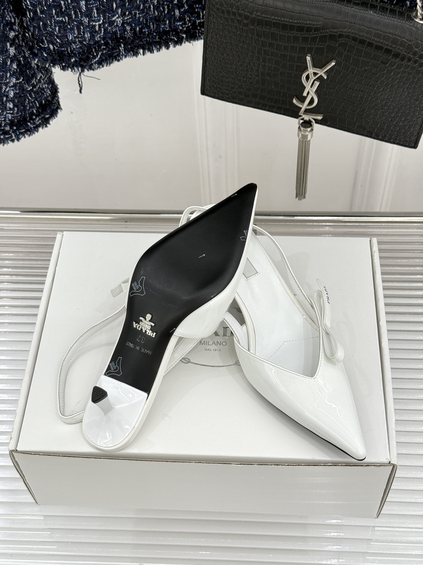 （原版飞机盒＋10）Prada/普拉达26WF春夏新品尖头后空凉鞋高跟鞋当亮橙色秀场的阳光穿透钢窗这双走