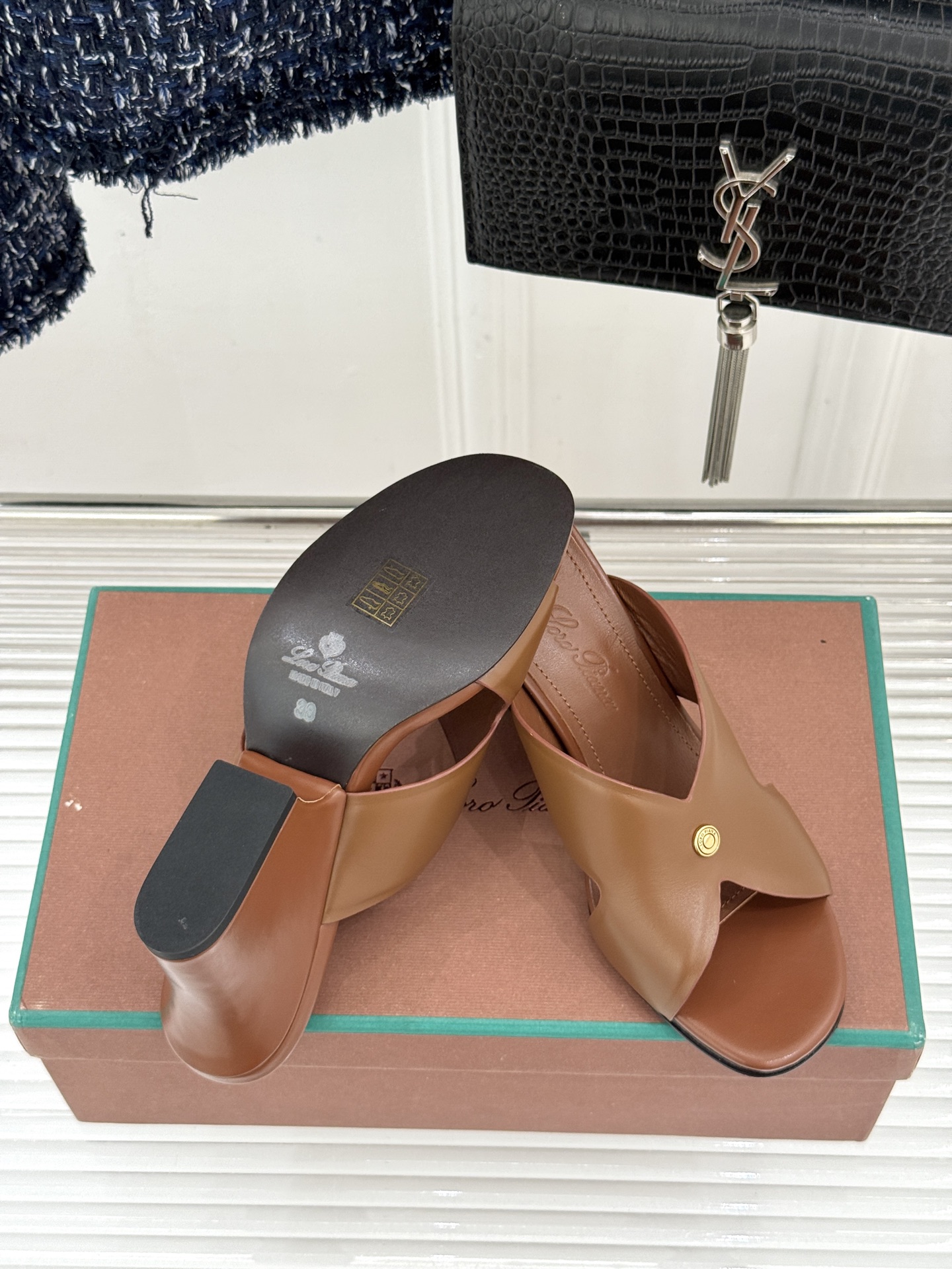 Loro Piana/ LP🌾 经典复古绝美平底坡跟拖鞋简约即时髦 松弛的高级感感受夏日感高级穿搭~面料