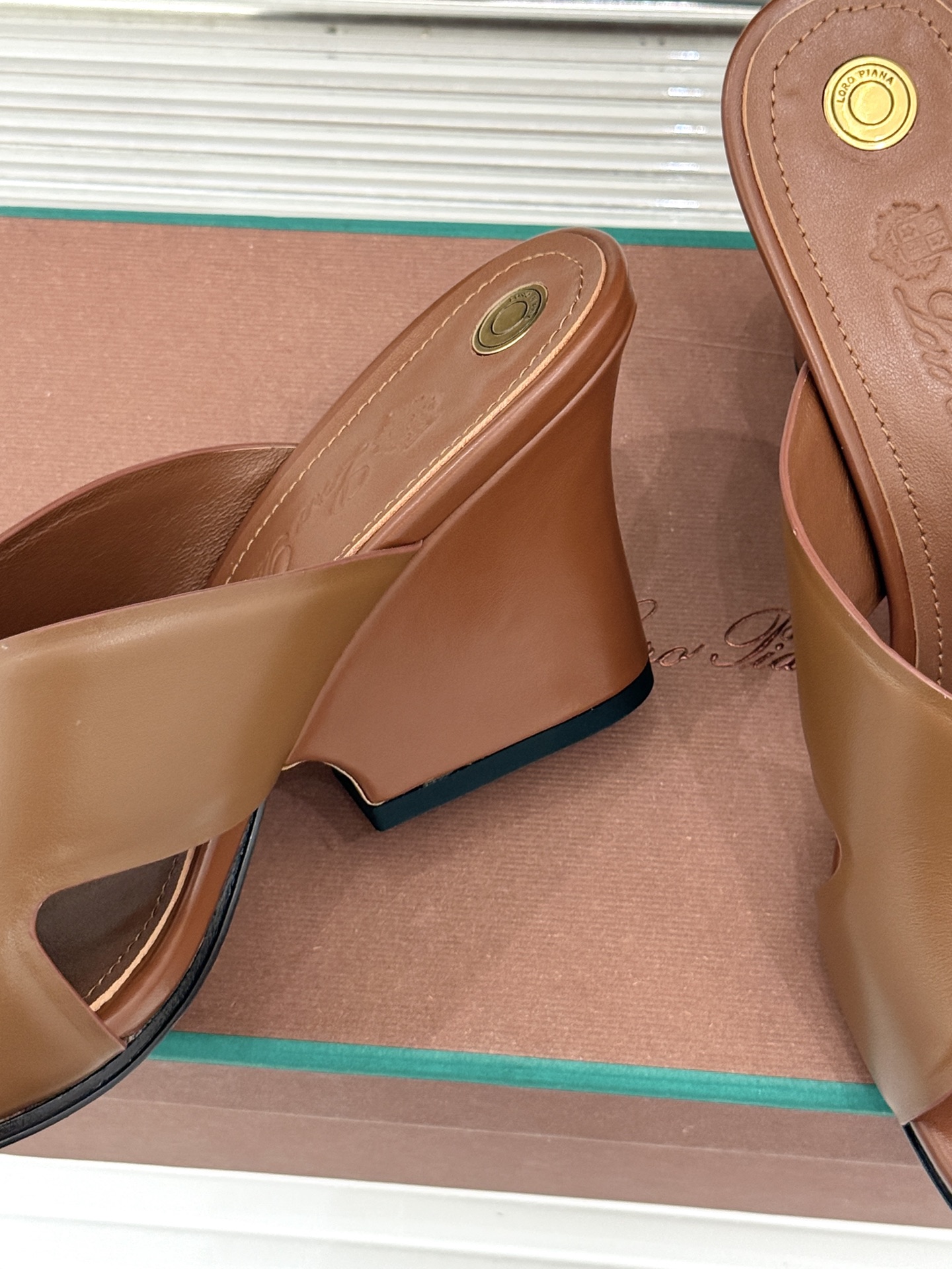 Loro Piana/ LP🌾 经典复古绝美平底坡跟拖鞋简约即时髦 松弛的高级感感受夏日感高级穿搭~面料