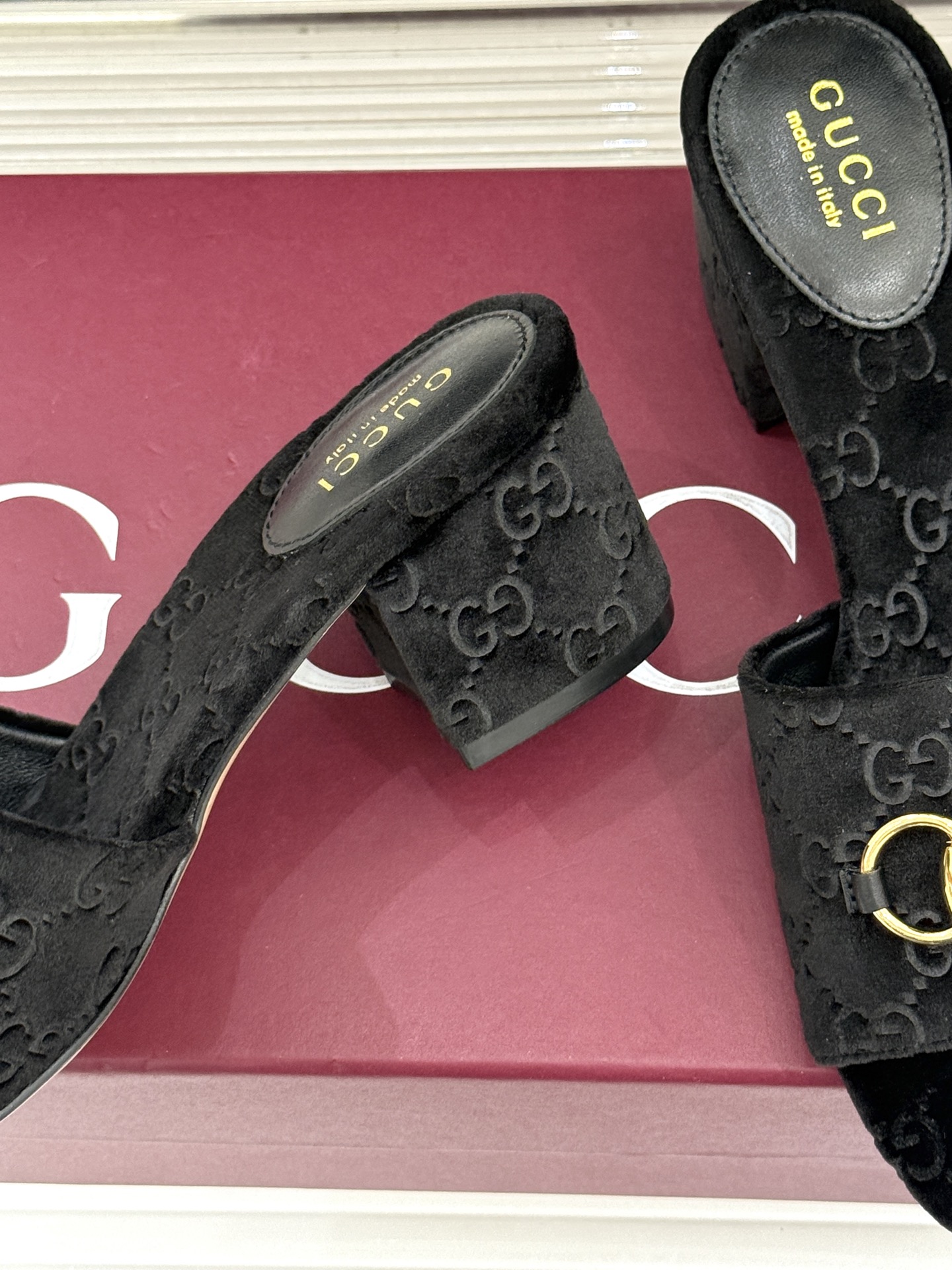 Gucci/古驰26WF春夏新品马衔扣老花粗跟拖鞋以时光为经纬 以自由为针线将品牌「随性的华美」具象为足