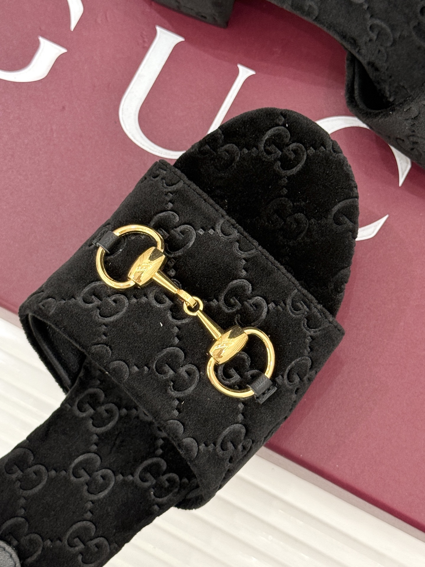 Gucci/古驰26WF春夏新品马衔扣老花粗跟拖鞋以时光为经纬 以自由为针线将品牌「随性的华美」具象为足