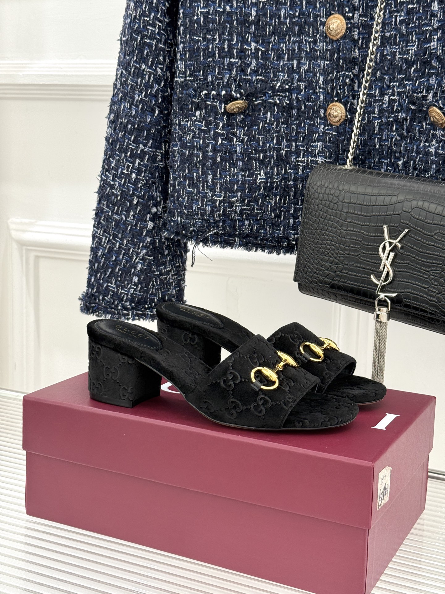 Gucci/古驰26WF春夏新品马衔扣老花粗跟拖鞋以时光为经纬 以自由为针线将品牌「随性的华美」具象为足