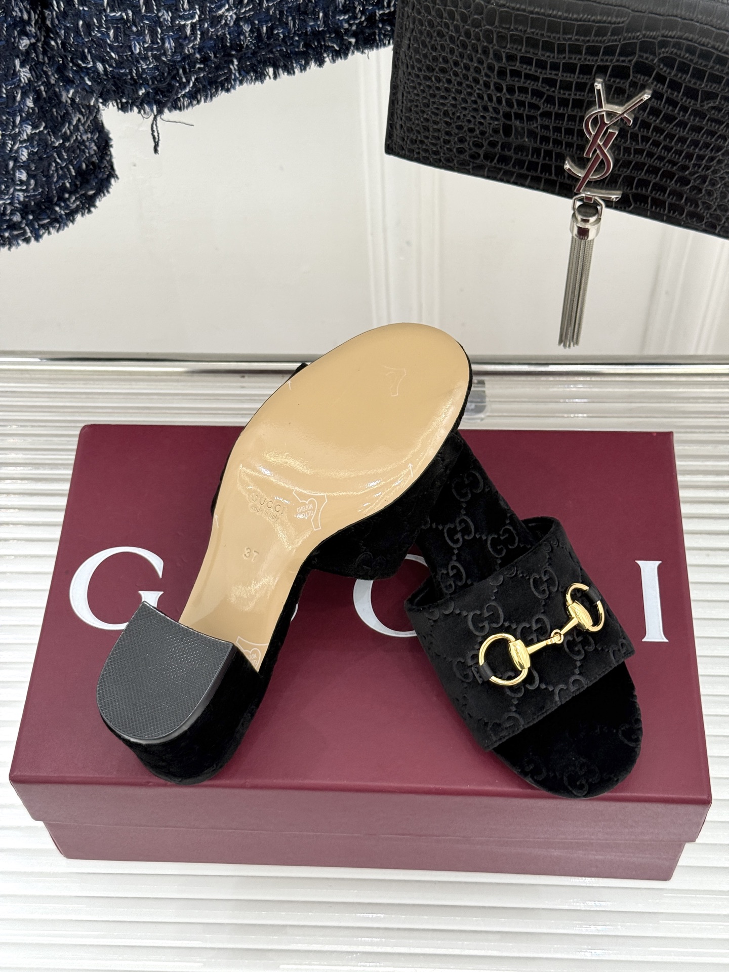 Gucci/古驰26WF春夏新品马衔扣老花粗跟拖鞋以时光为经纬 以自由为针线将品牌「随性的华美」具象为足