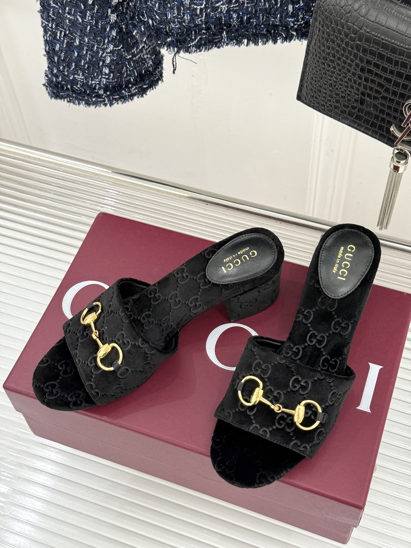 Gucci/古驰26WF春夏新品马衔扣老花粗跟拖鞋以时光为经纬 以自由为针线将品牌「随性的华美」具象为足