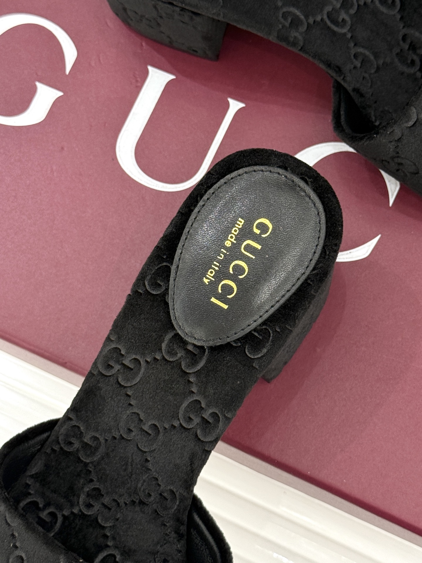 Gucci/古驰26WF春夏新品马衔扣老花粗跟拖鞋以时光为经纬 以自由为针线将品牌「随性的华美」具象为足