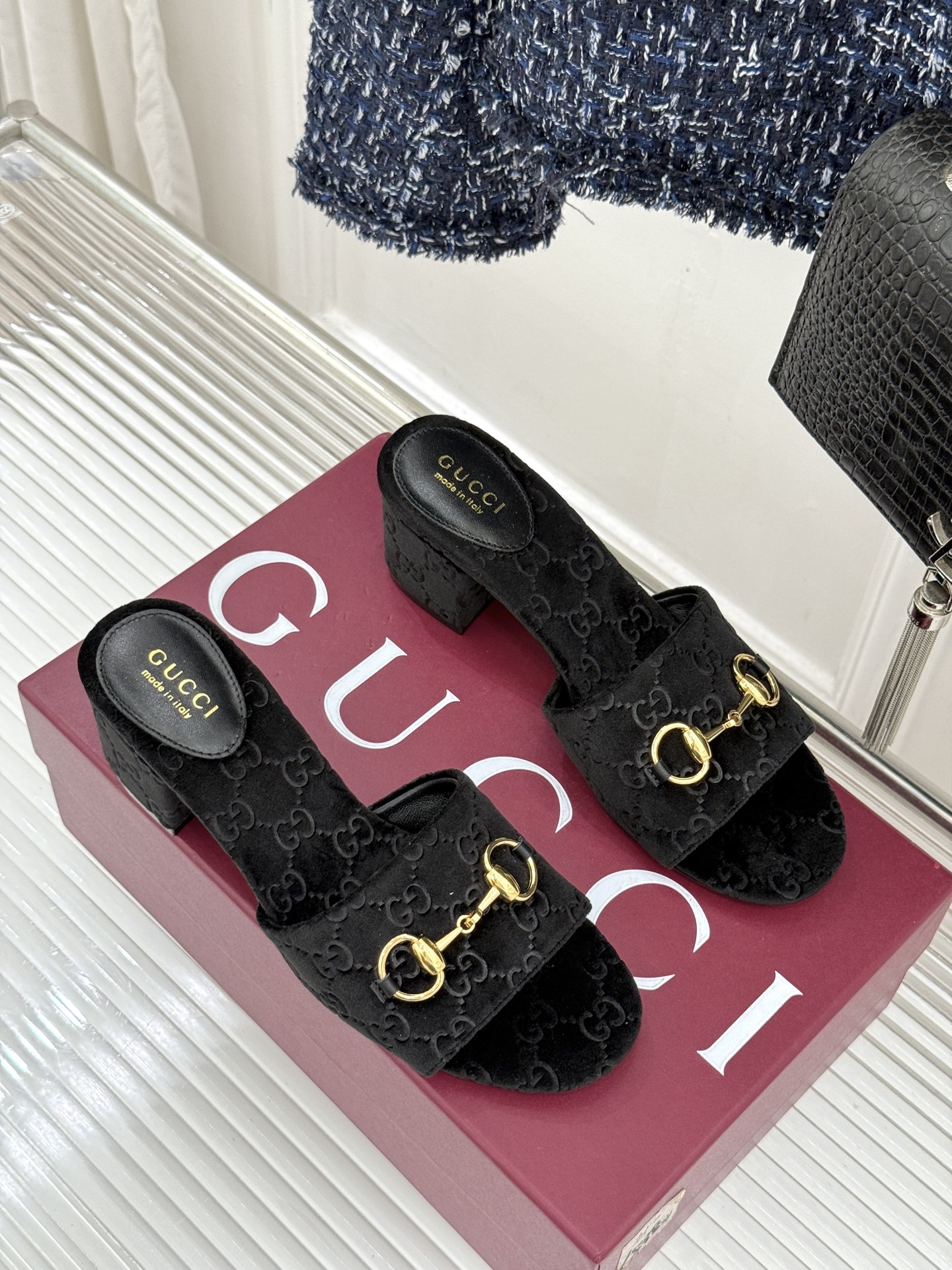 Gucci/古驰26WF春夏新品马衔扣老花粗跟拖鞋以时光为经纬 以自由为针线将品牌「随性的华美」具象为足