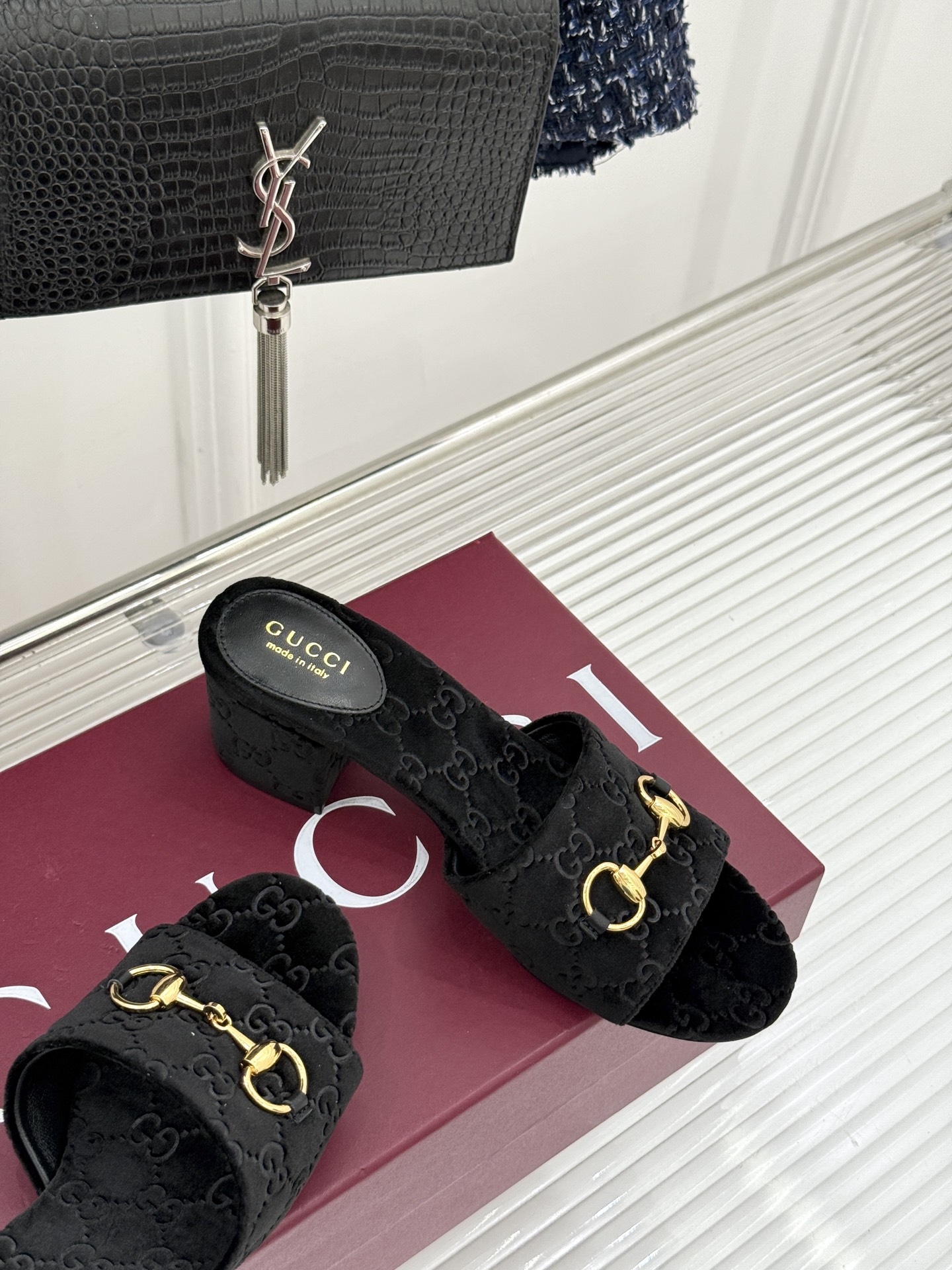 Gucci/古驰26WF春夏新品马衔扣老花粗跟拖鞋以时光为经纬 以自由为针线将品牌「随性的华美」具象为足