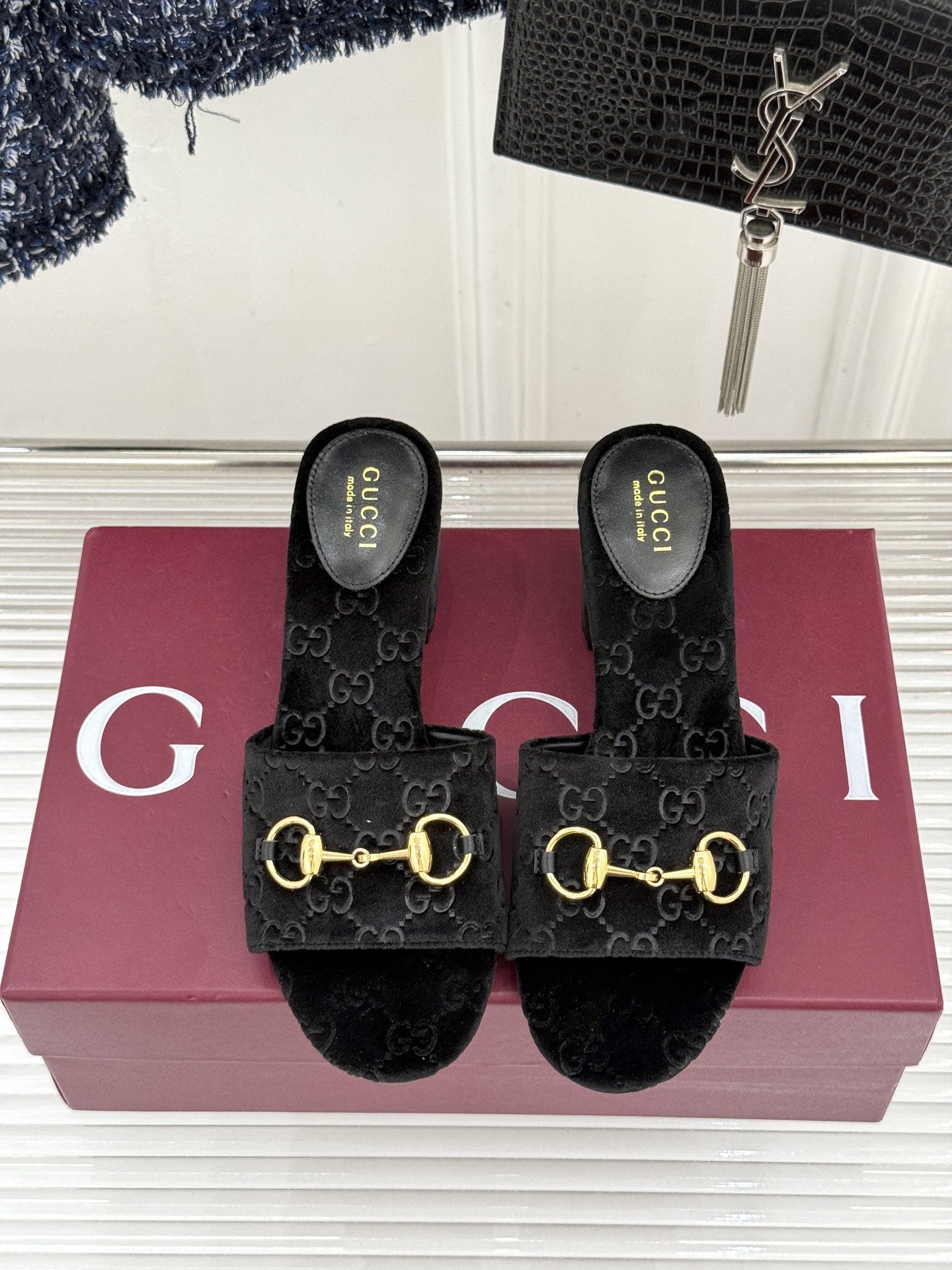 Gucci/古驰26WF春夏新品马衔扣老花粗跟拖鞋以时光为经纬 以自由为针线将品牌「随性的华美」具象为足