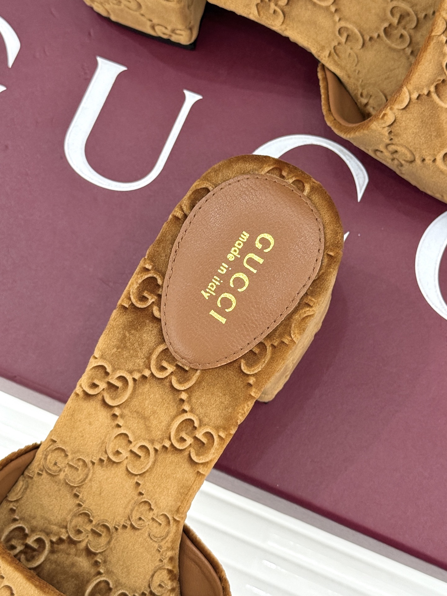 Gucci/古驰26WF春夏新品马衔扣老花粗跟拖鞋以时光为经纬 以自由为针线将品牌「随性的华美」具象为足