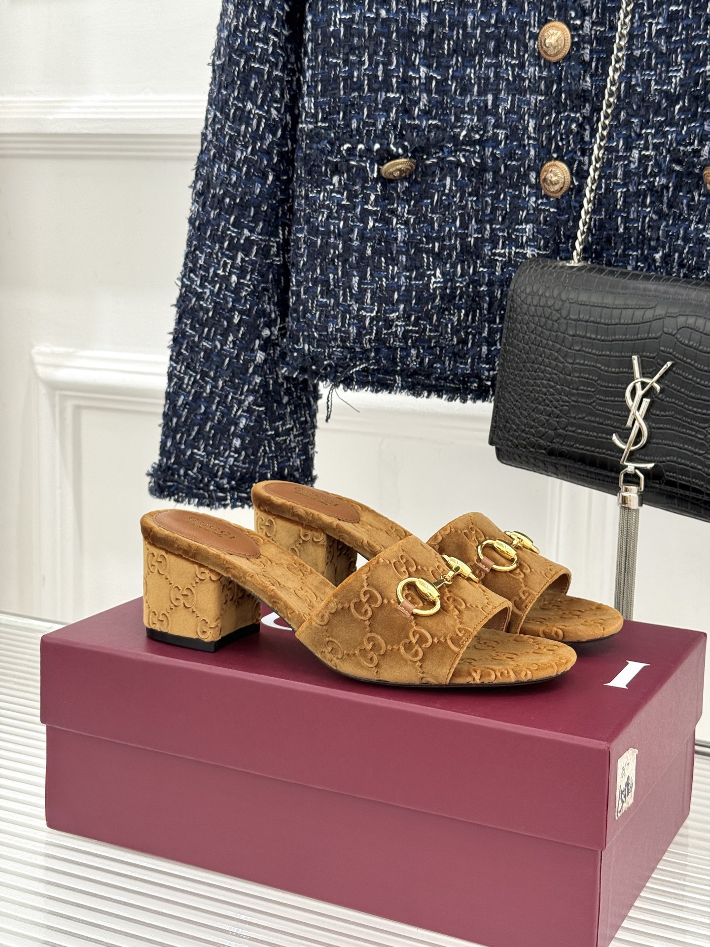 Gucci/古驰26WF春夏新品马衔扣老花粗跟拖鞋以时光为经纬 以自由为针线将品牌「随性的华美」具象为足