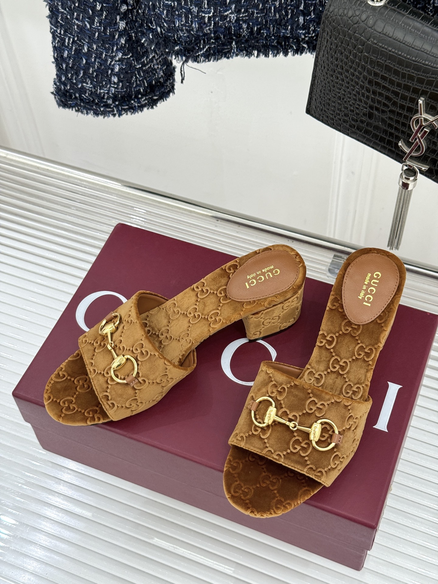 Gucci/古驰26WF春夏新品马衔扣老花粗跟拖鞋以时光为经纬 以自由为针线将品牌「随性的华美」具象为足