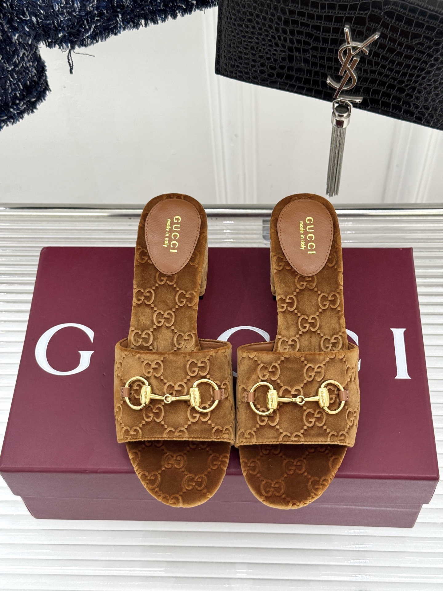 Gucci/古驰26WF春夏新品马衔扣老花粗跟拖鞋以时光为经纬 以自由为针线将品牌「随性的华美」具象为足