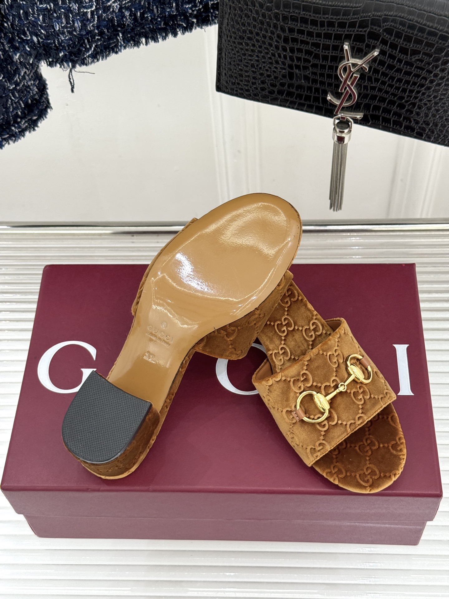 Gucci/古驰26WF春夏新品马衔扣老花粗跟拖鞋以时光为经纬 以自由为针线将品牌「随性的华美」具象为足
