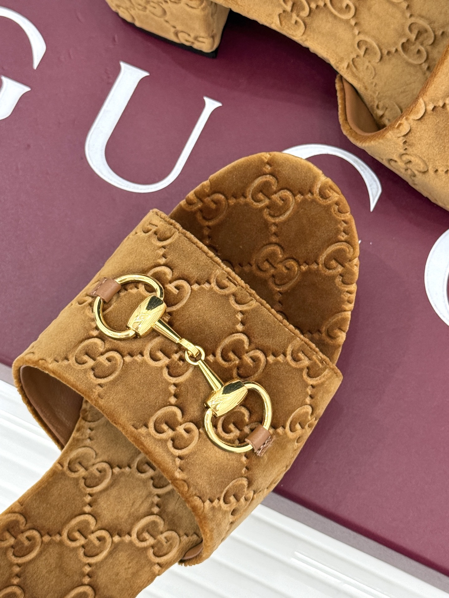 Gucci/古驰26WF春夏新品马衔扣老花粗跟拖鞋以时光为经纬 以自由为针线将品牌「随性的华美」具象为足