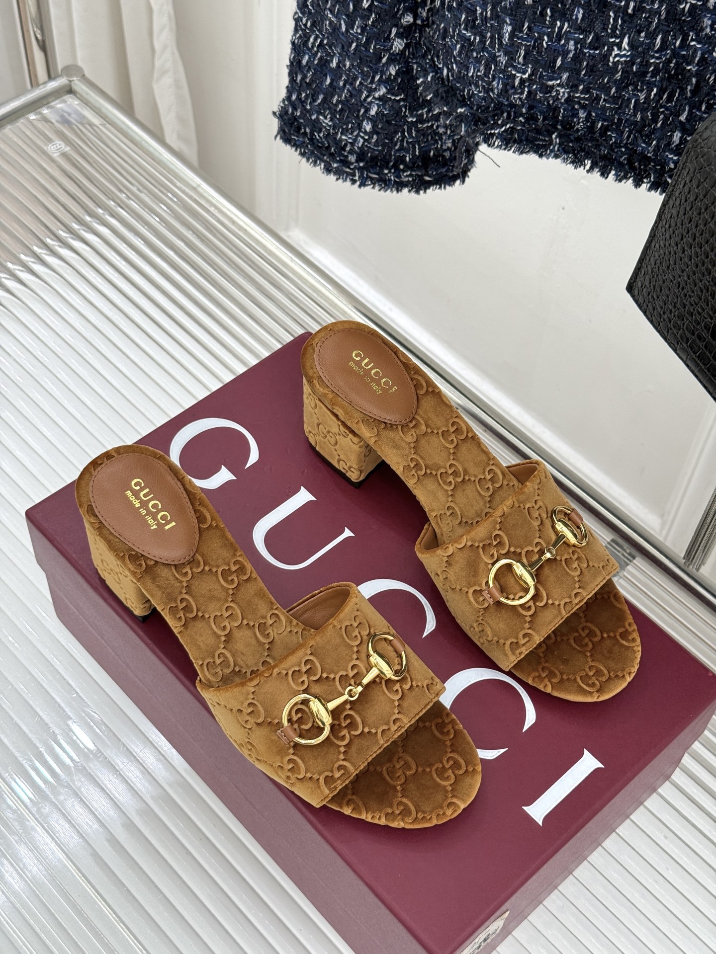 Gucci/古驰26WF春夏新品马衔扣老花粗跟拖鞋以时光为经纬 以自由为针线将品牌「随性的华美」具象为足