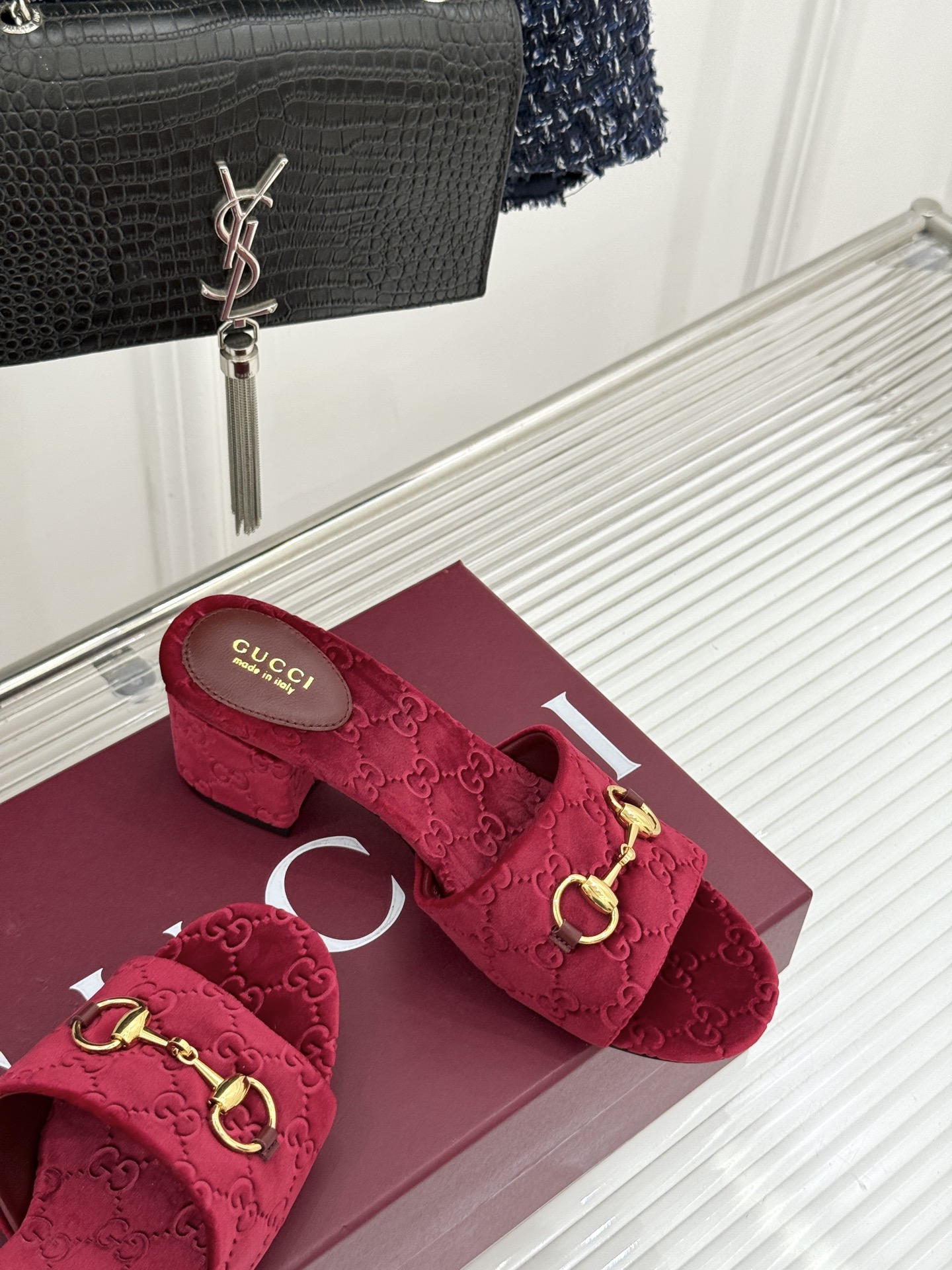 Gucci/古驰26WF春夏新品马衔扣老花粗跟拖鞋以时光为经纬 以自由为针线将品牌「随性的华美」具象为足