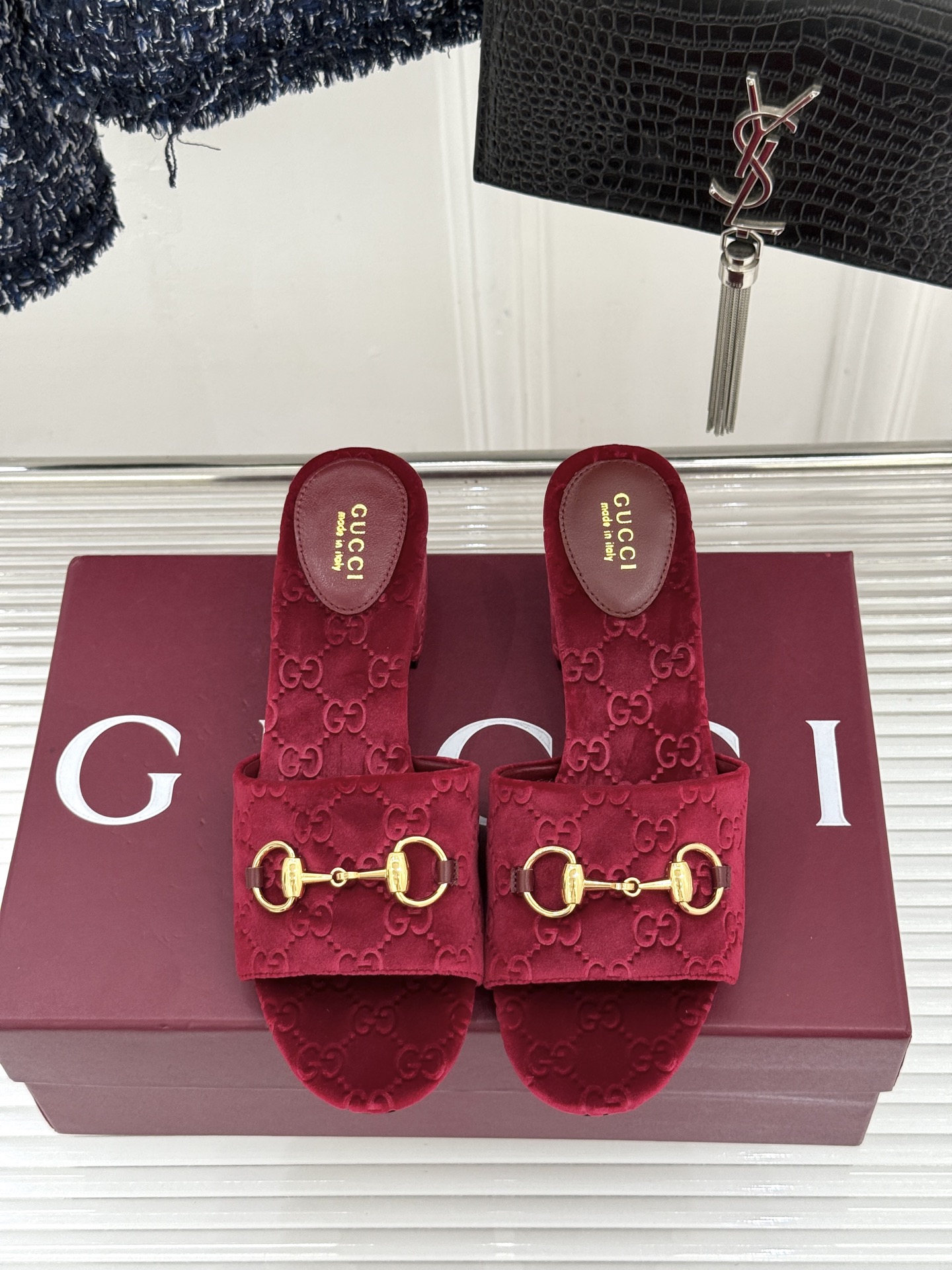 Gucci/古驰26WF春夏新品马衔扣老花粗跟拖鞋以时光为经纬 以自由为针线将品牌「随性的华美」具象为足