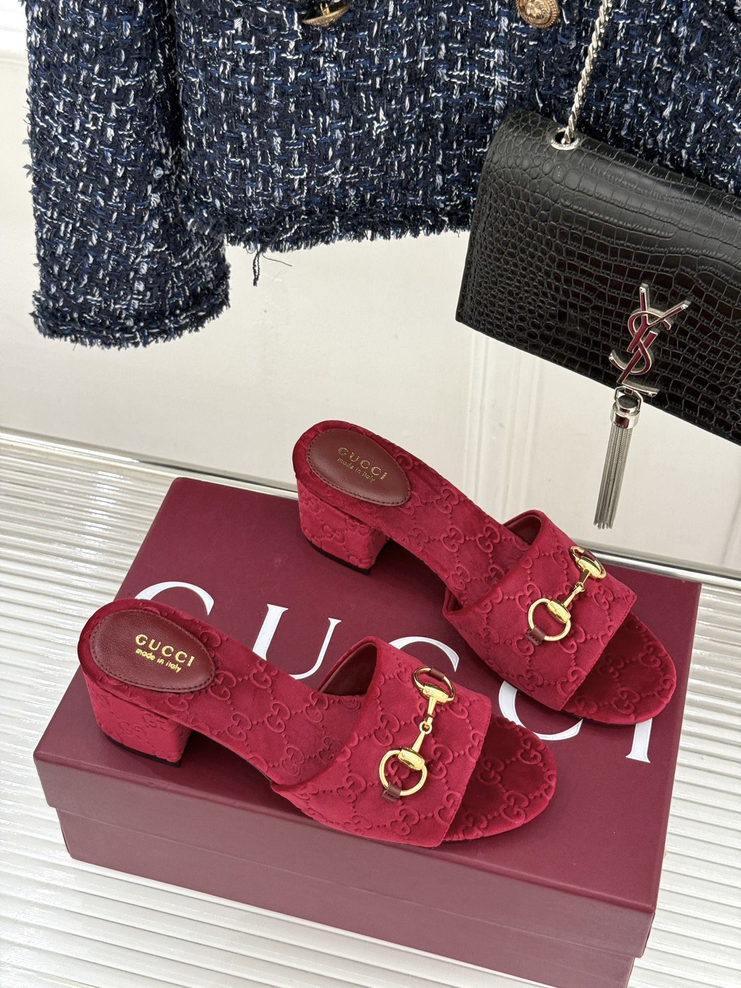 Gucci/古驰26WF春夏新品马衔扣老花粗跟拖鞋以时光为经纬 以自由为针线将品牌「随性的华美」具象为足