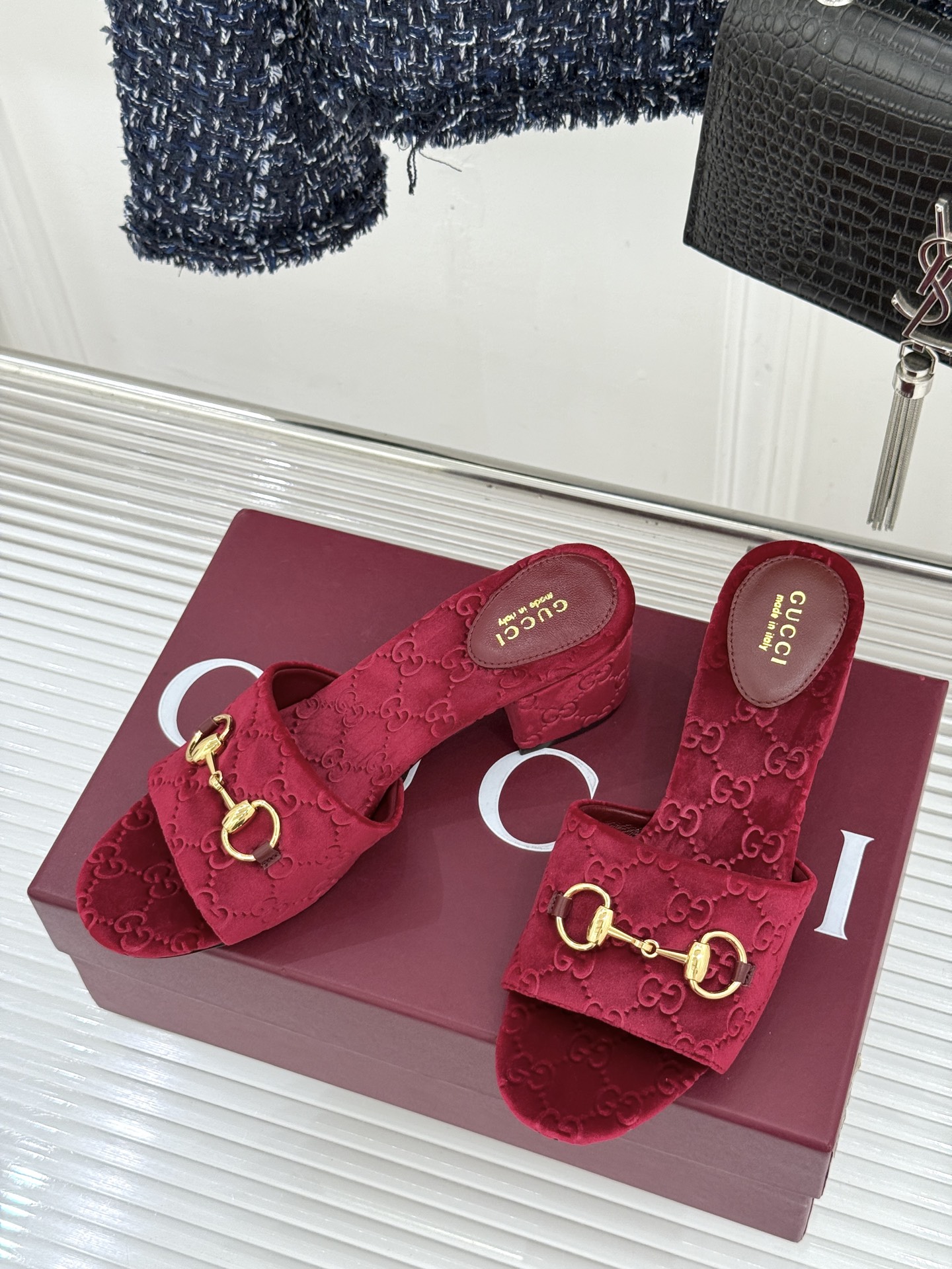 Gucci/古驰26WF春夏新品马衔扣老花粗跟拖鞋以时光为经纬 以自由为针线将品牌「随性的华美」具象为足