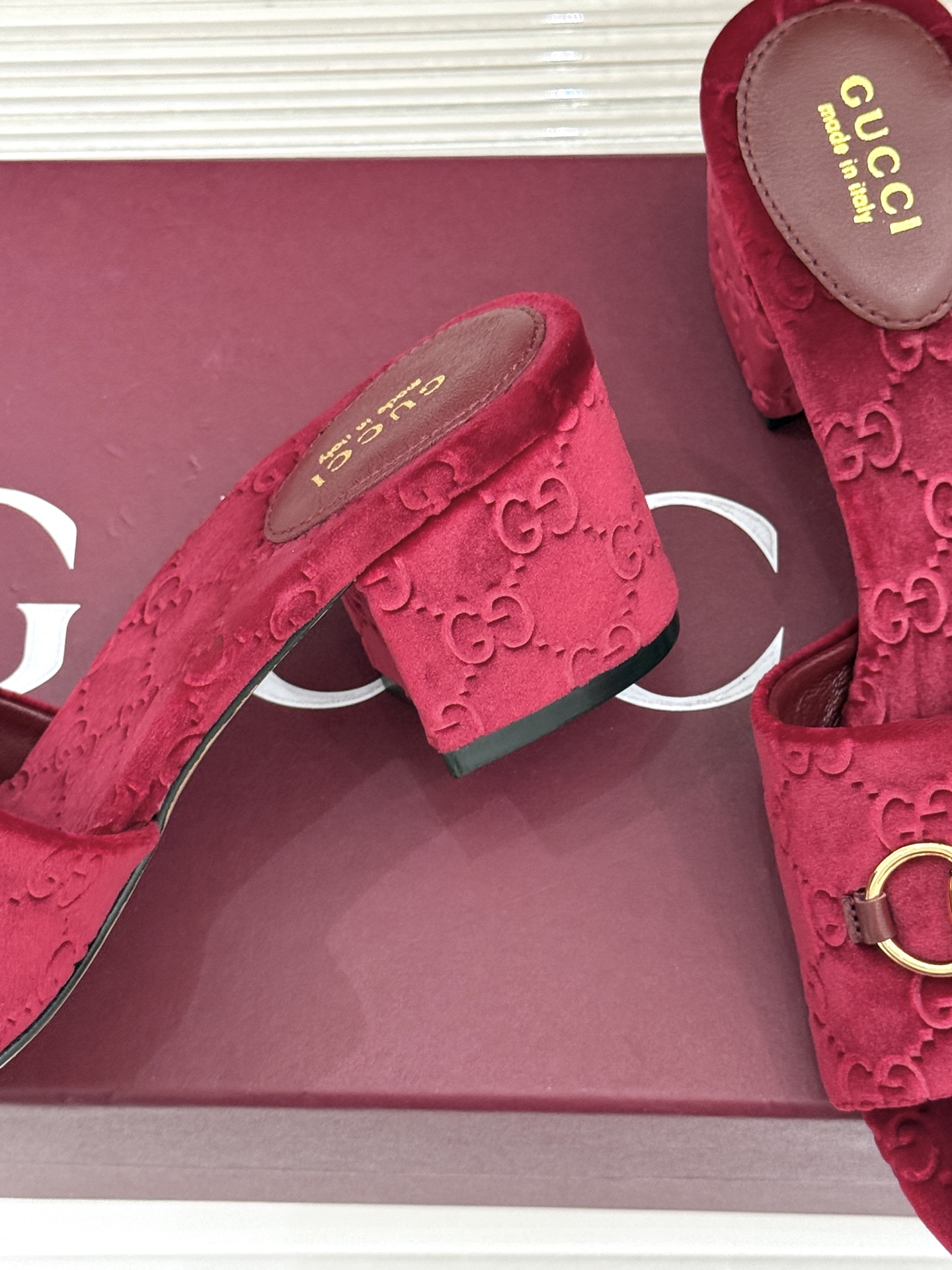 Gucci/古驰26WF春夏新品马衔扣老花粗跟拖鞋以时光为经纬 以自由为针线将品牌「随性的华美」具象为足