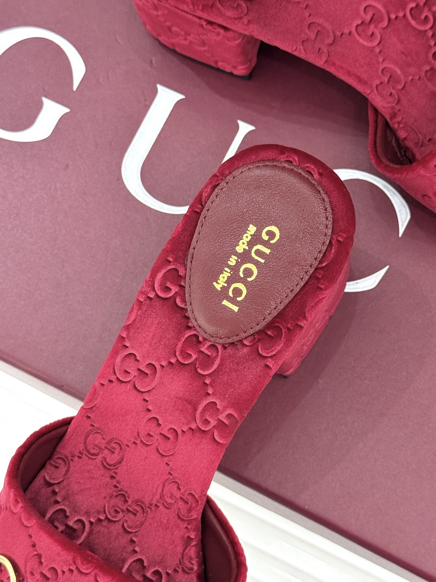 Gucci/古驰26WF春夏新品马衔扣老花粗跟拖鞋以时光为经纬 以自由为针线将品牌「随性的华美」具象为足