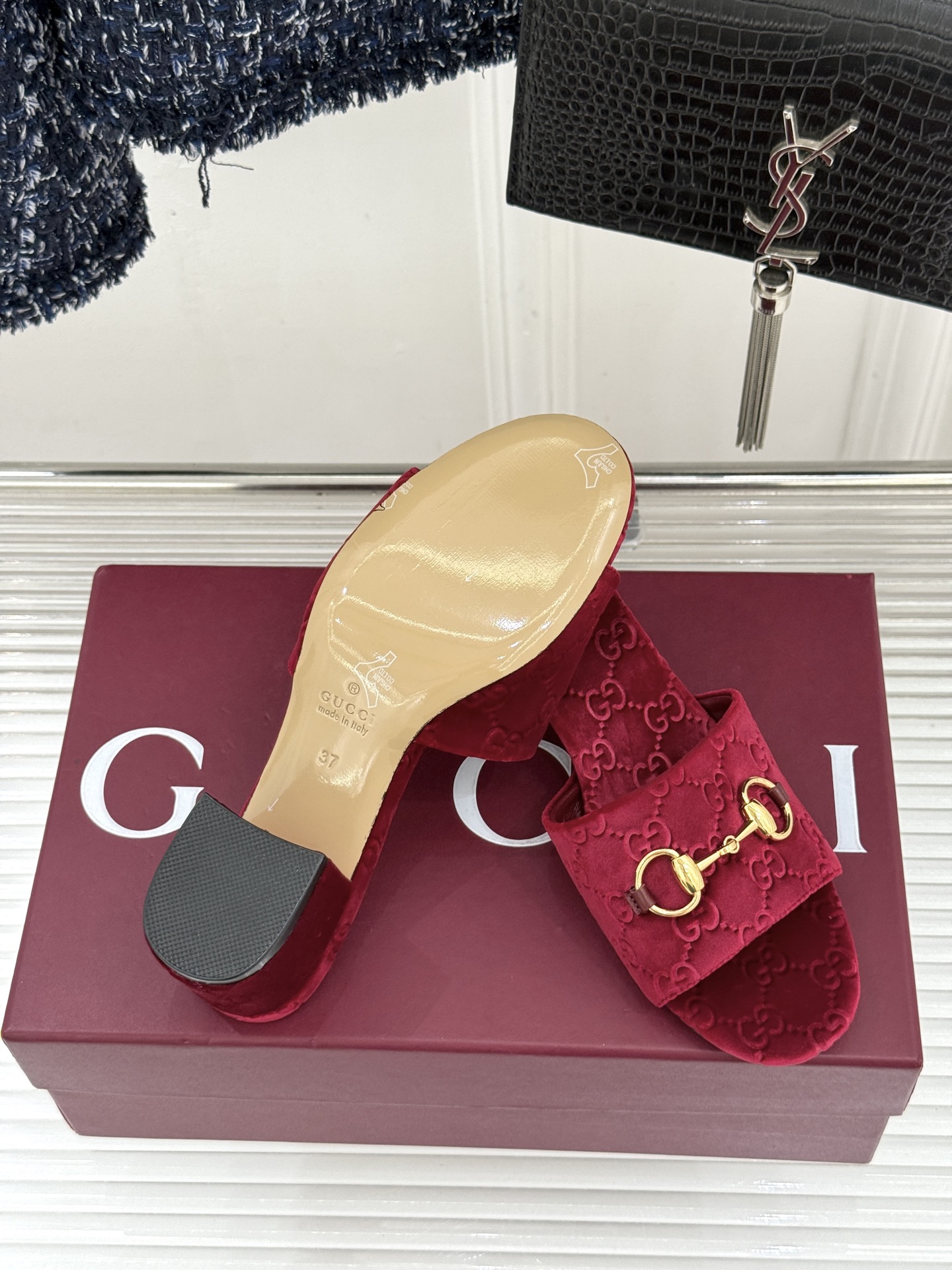 Gucci/古驰26WF春夏新品马衔扣老花粗跟拖鞋以时光为经纬 以自由为针线将品牌「随性的华美」具象为足