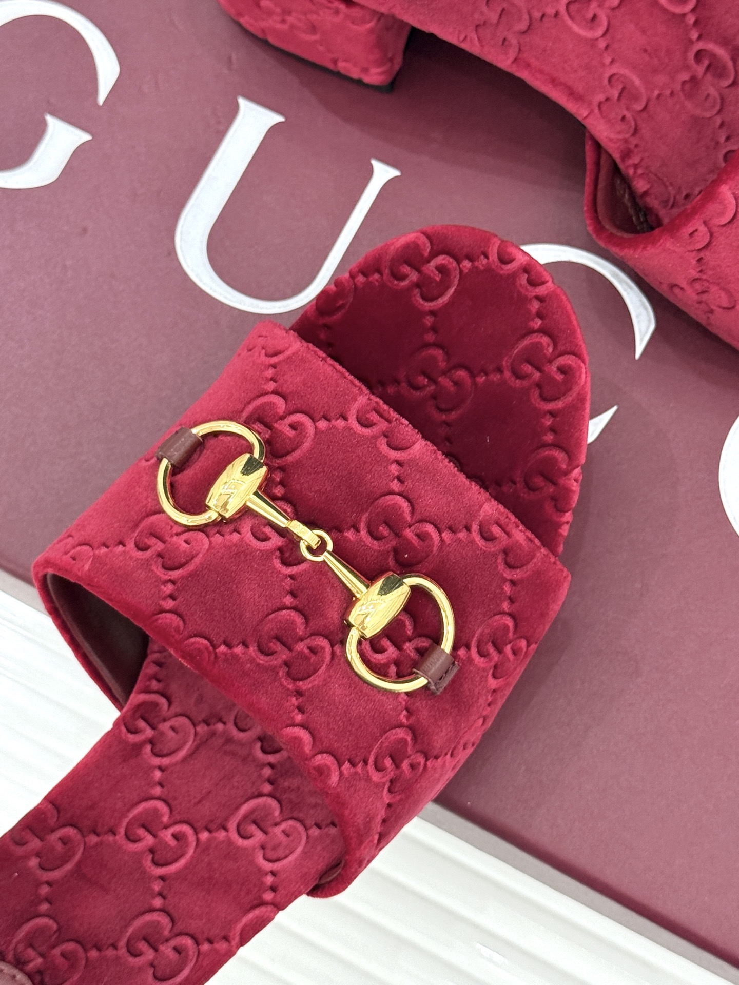 Gucci/古驰26WF春夏新品马衔扣老花粗跟拖鞋以时光为经纬 以自由为针线将品牌「随性的华美」具象为足