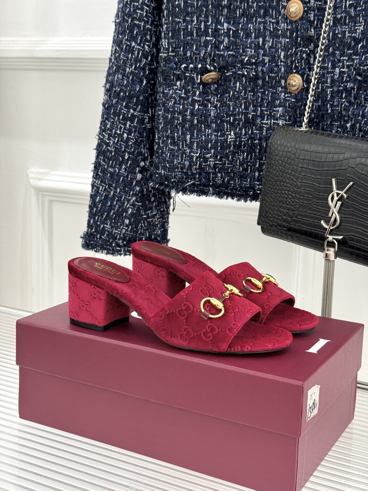 Gucci/古驰26WF春夏新品马衔扣老花粗跟拖鞋以时光为经纬 以自由为针线将品牌「随性的华美」具象为足